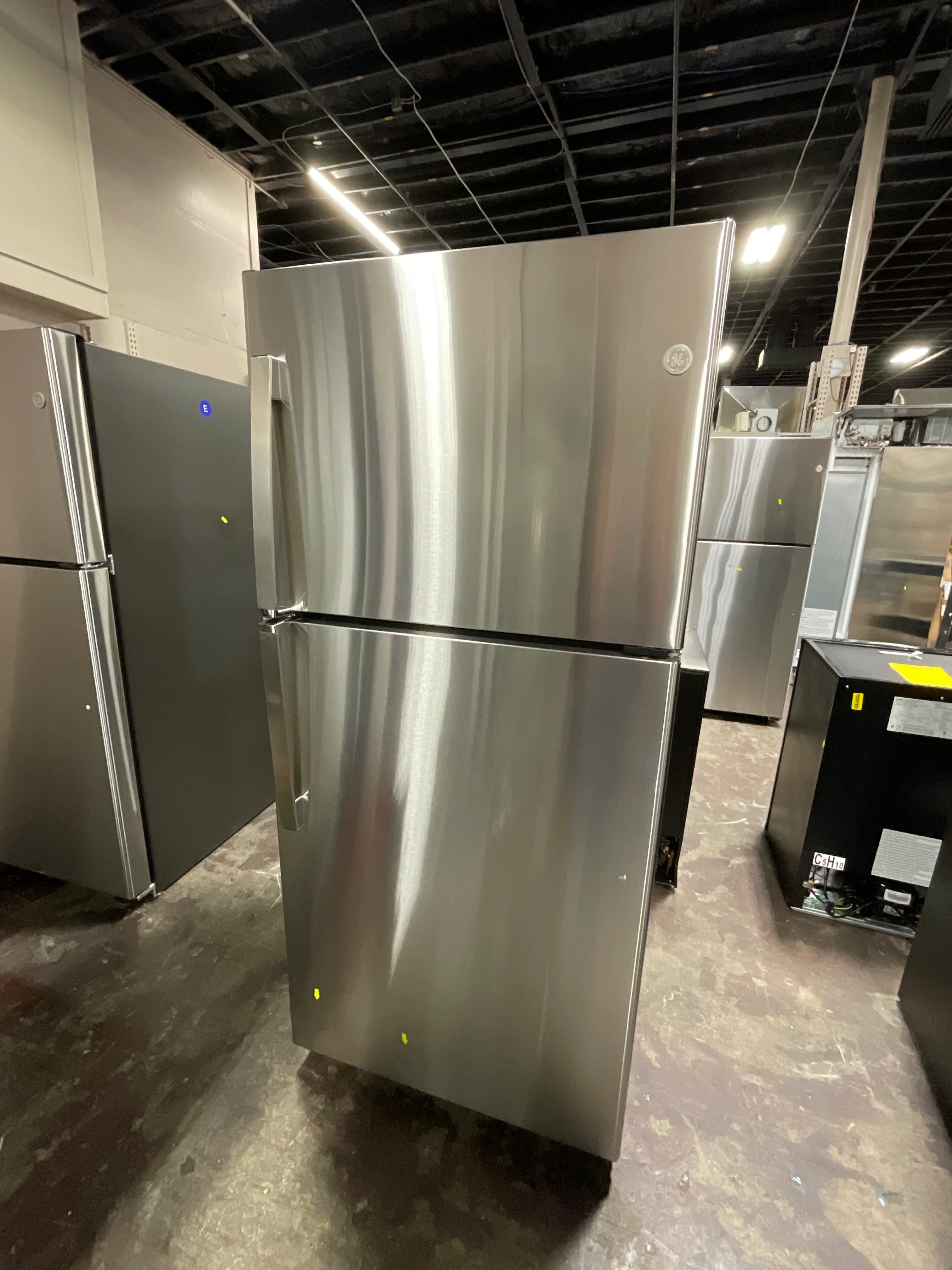 GE® ENERGY STAR® 19.2 Cu. Ft. Top-Freezer Refrigerator - Image 10