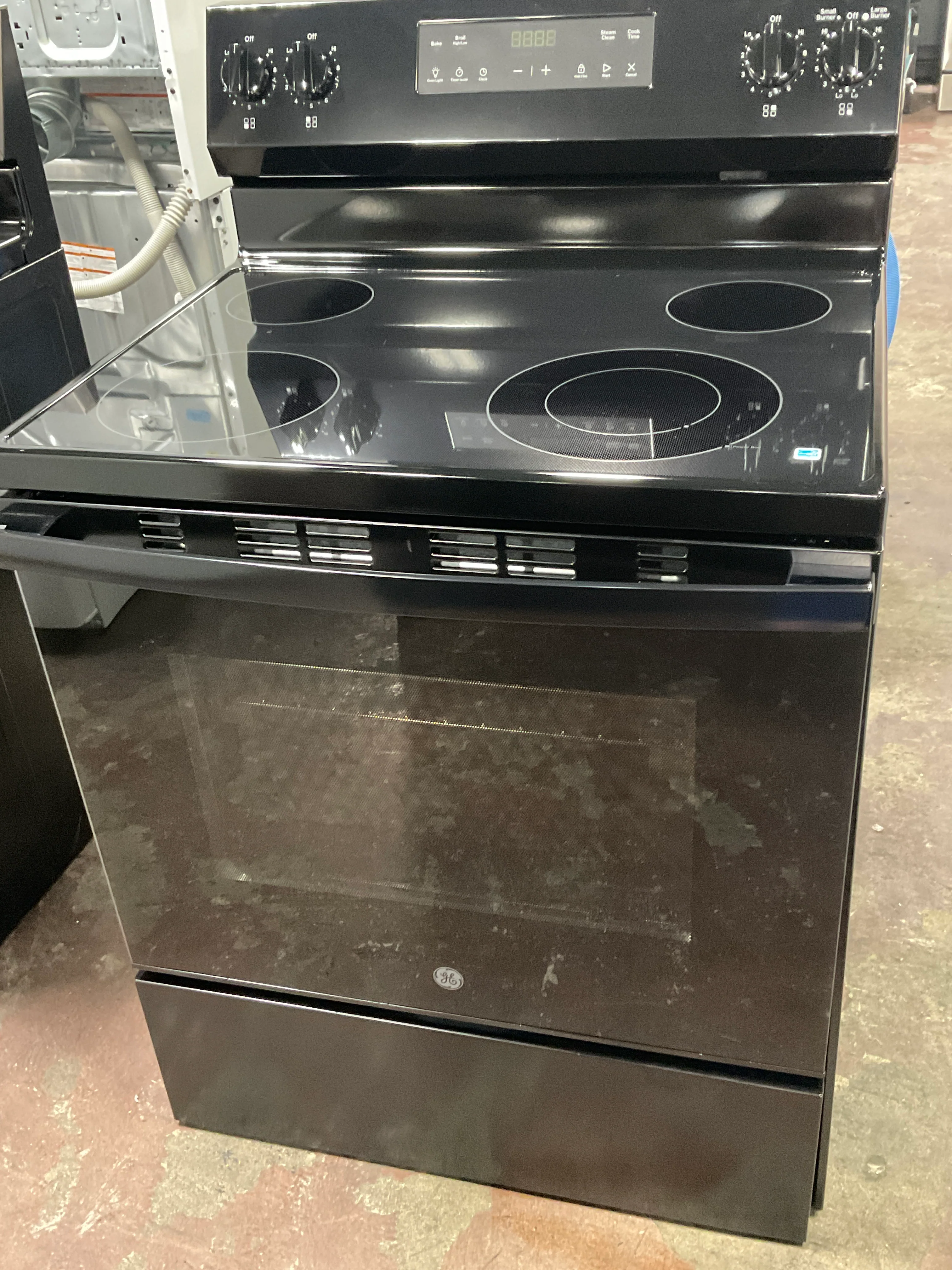 GE® ENERGY STAR® 30" Free-Standing Electric Range - Image 13