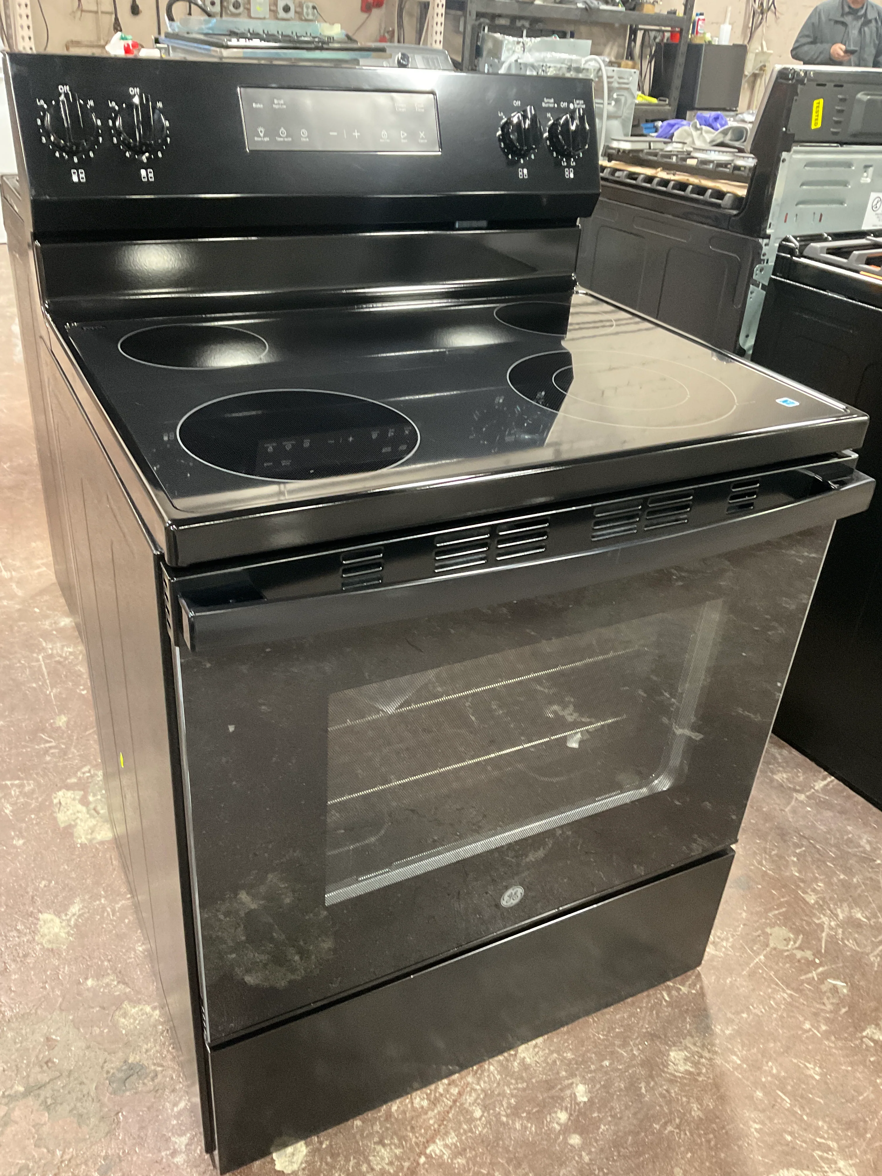 GE® ENERGY STAR® 30" Free-Standing Electric Range - Image 7