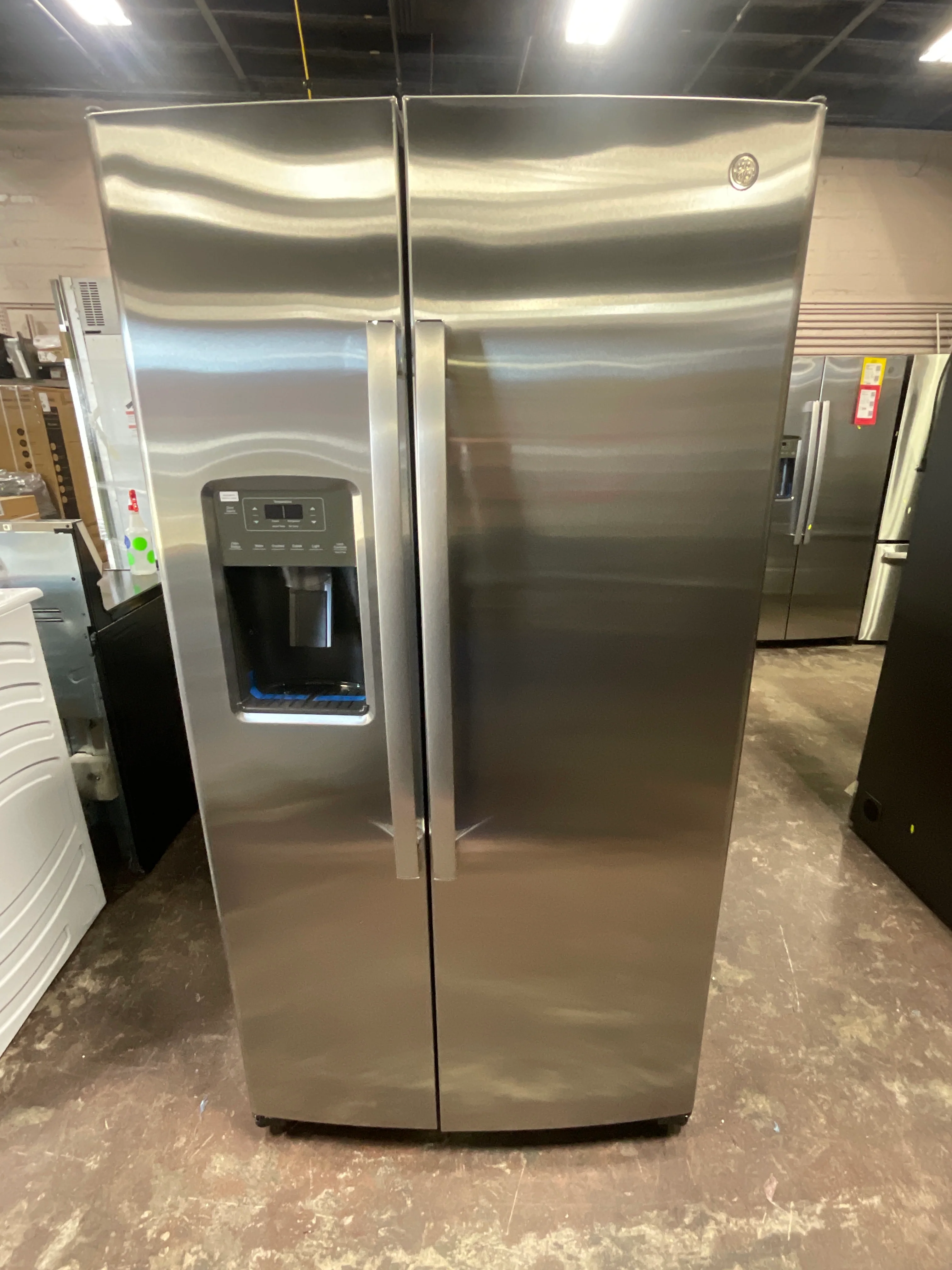 GE 25.3 Cu. Ft. Side-By-Side Refrigerator - Image 10