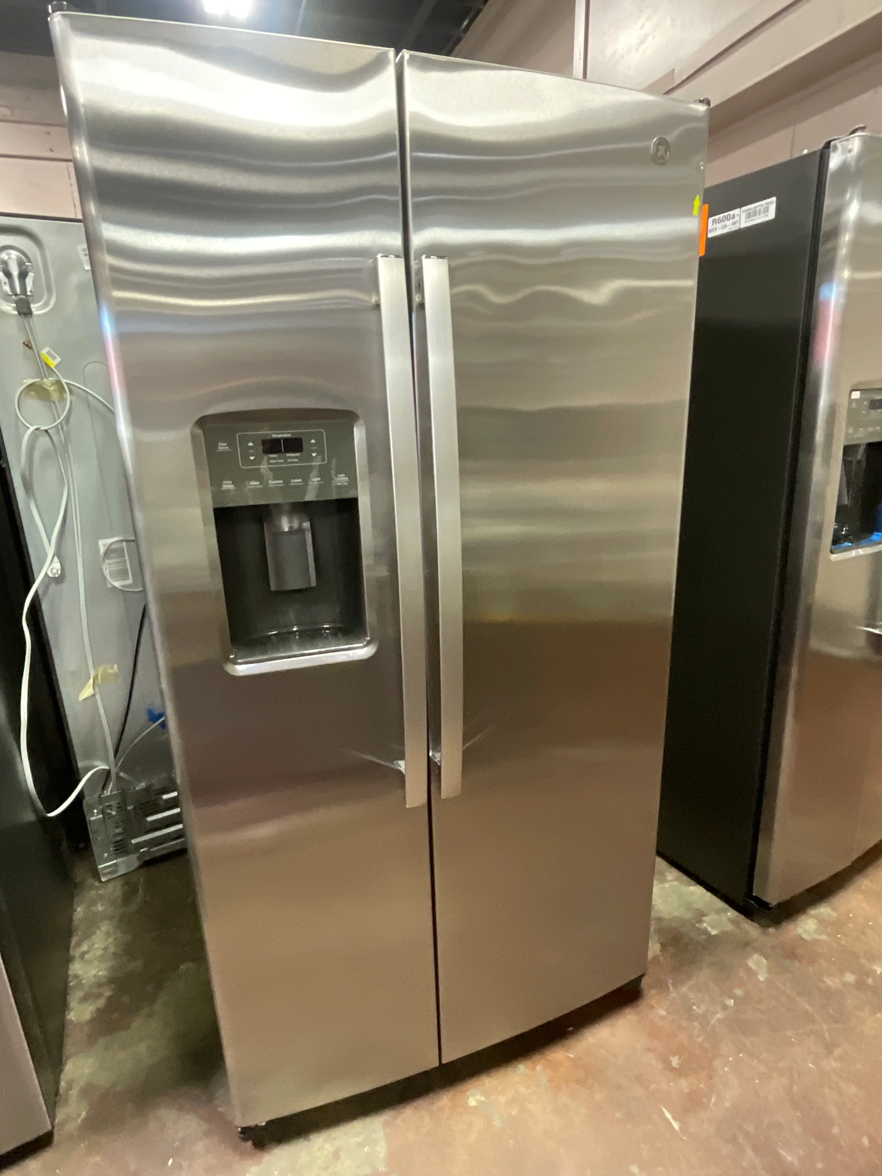 GE 25.3 Cu. Ft. Side-By-Side Refrigerator - Image 12