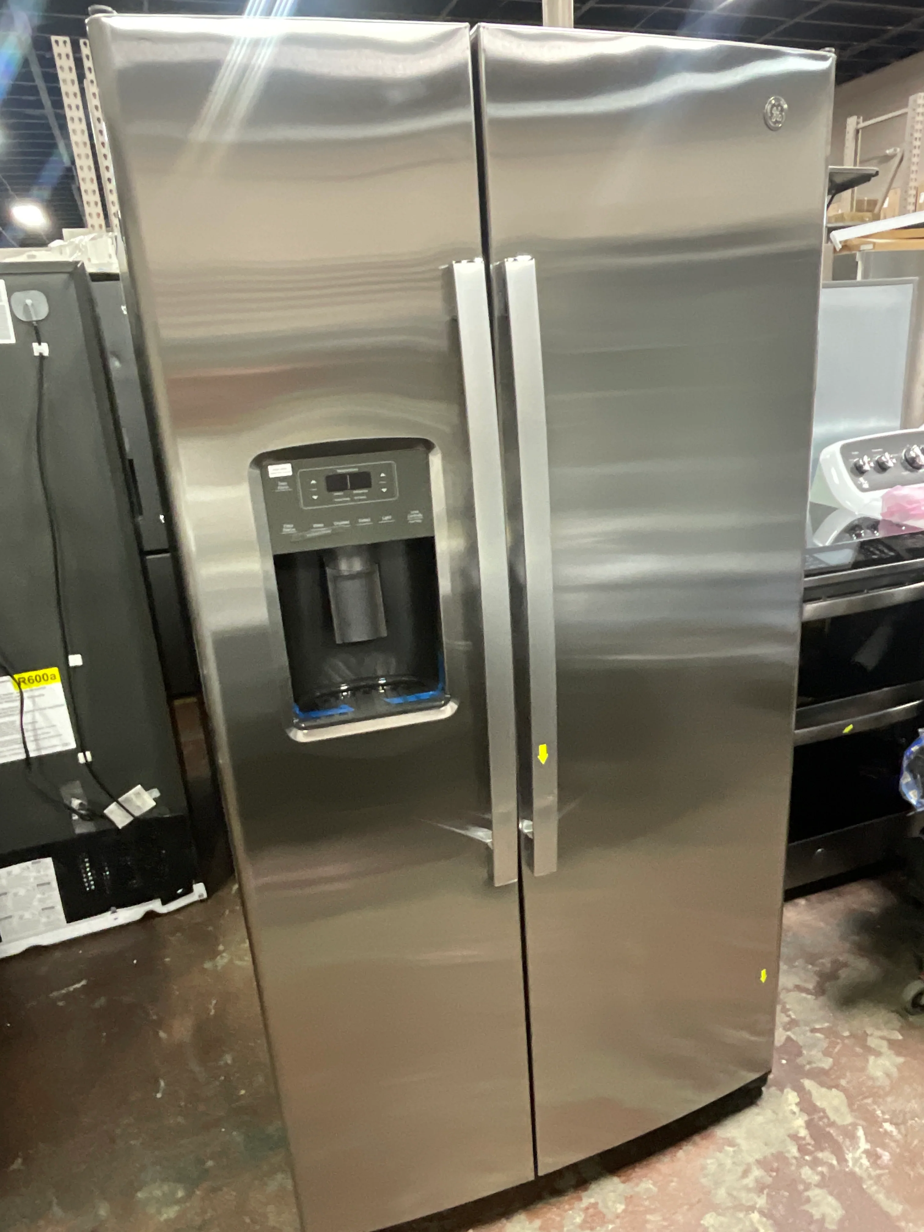 GE 25.3 Cu. Ft. Side-By-Side Refrigerator - Image 13