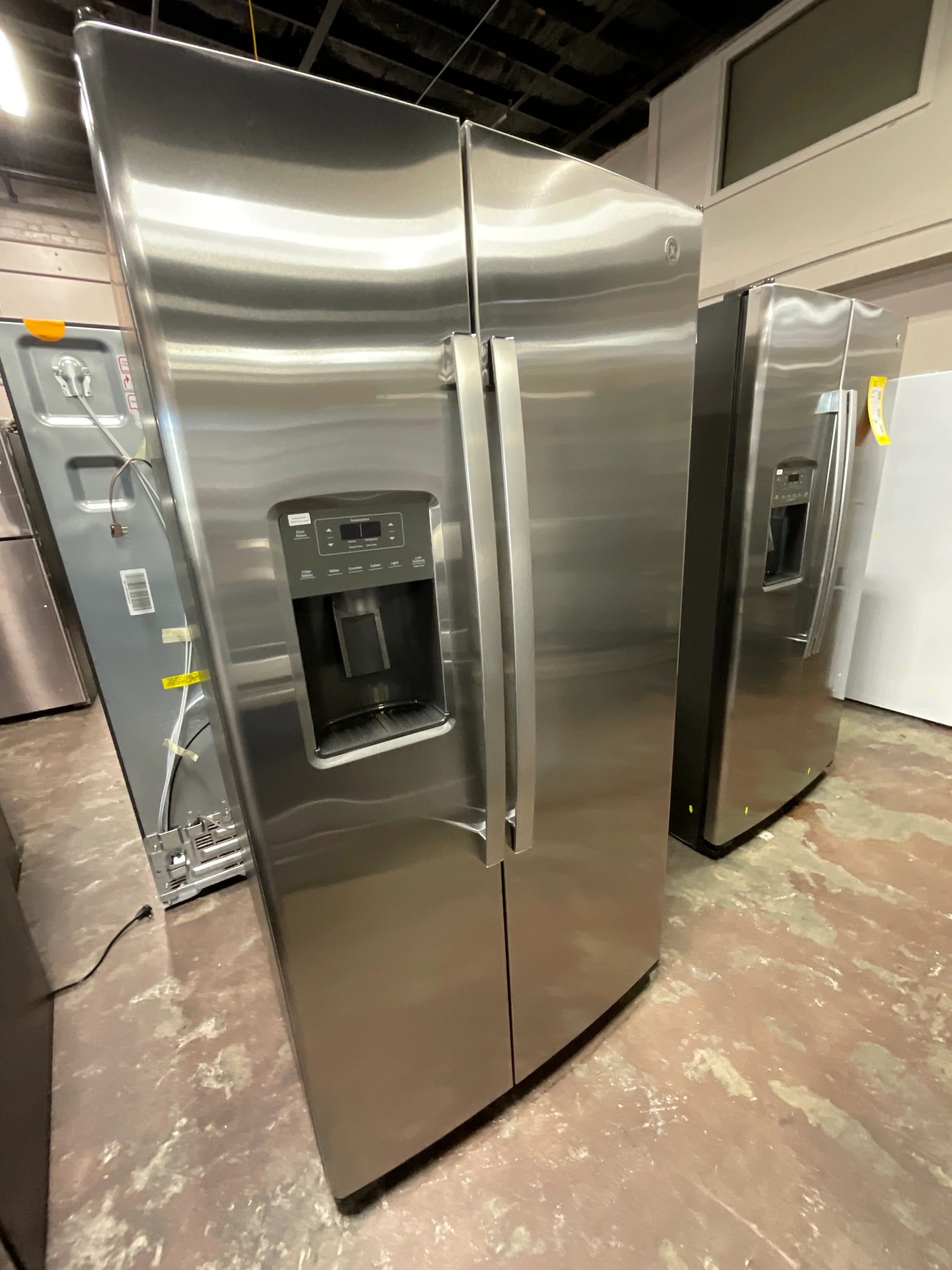 GE 25.3 Cu. Ft. Side-By-Side Refrigerator - Image 15