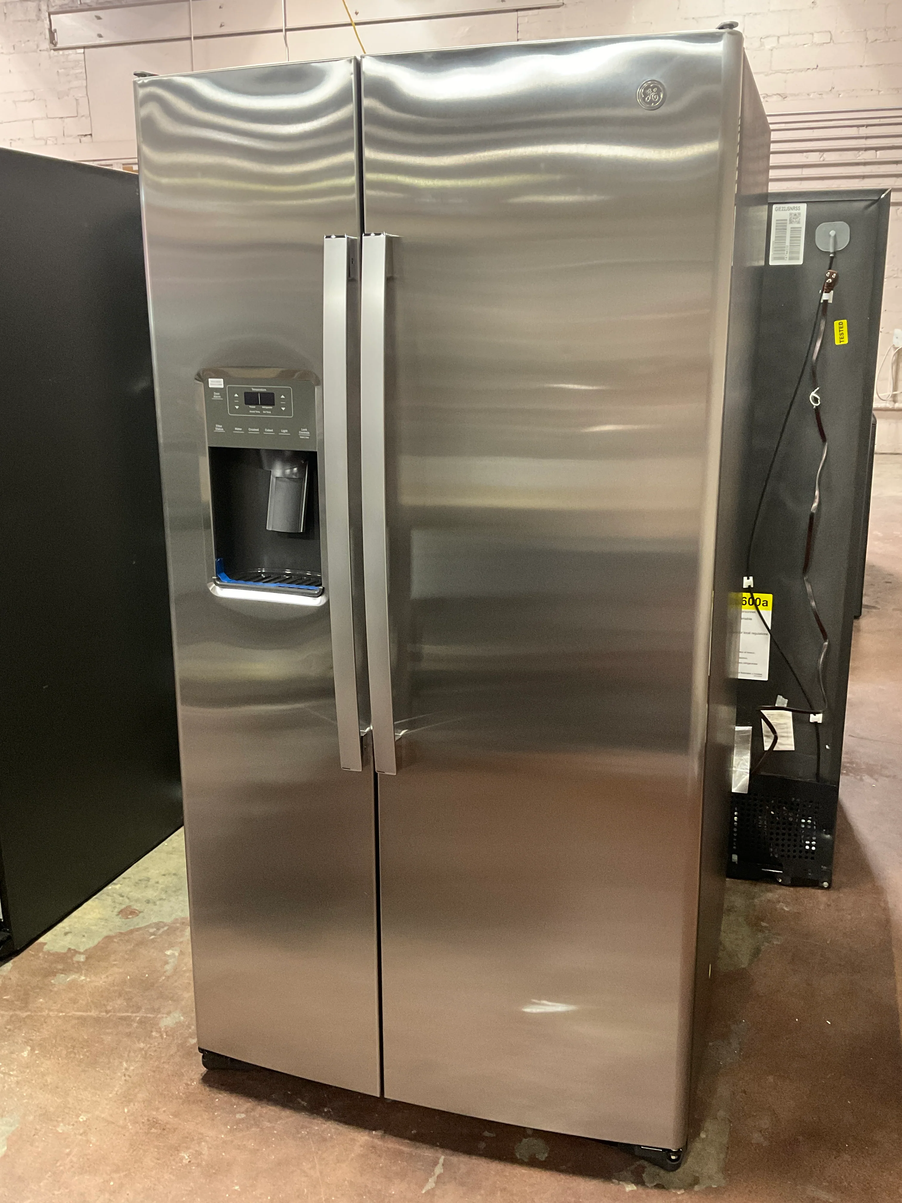 GE 25.3 Cu. Ft. Side-By-Side Refrigerator - Image 17