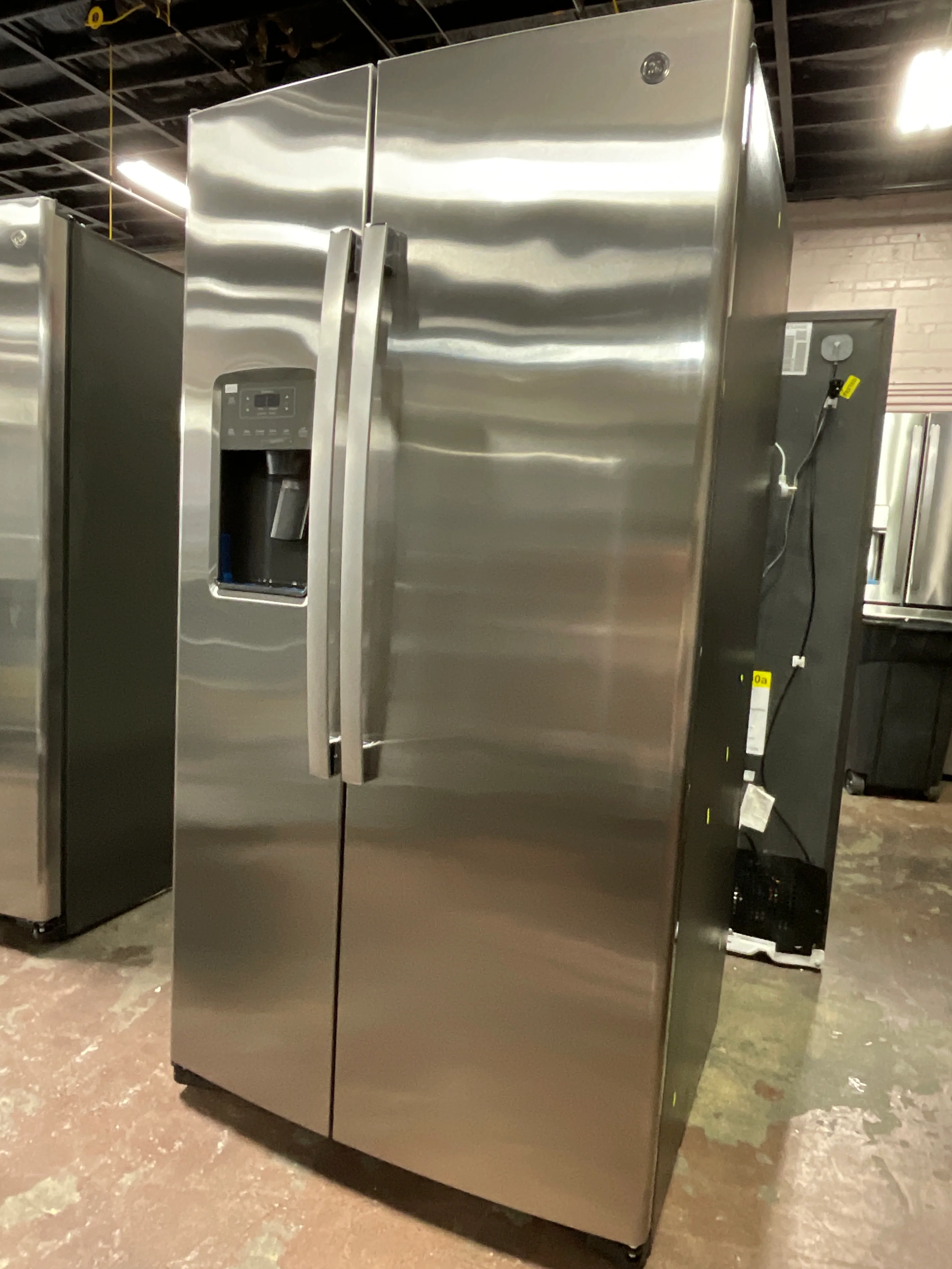 GE 25.3 Cu. Ft. Side-By-Side Refrigerator - Image 18