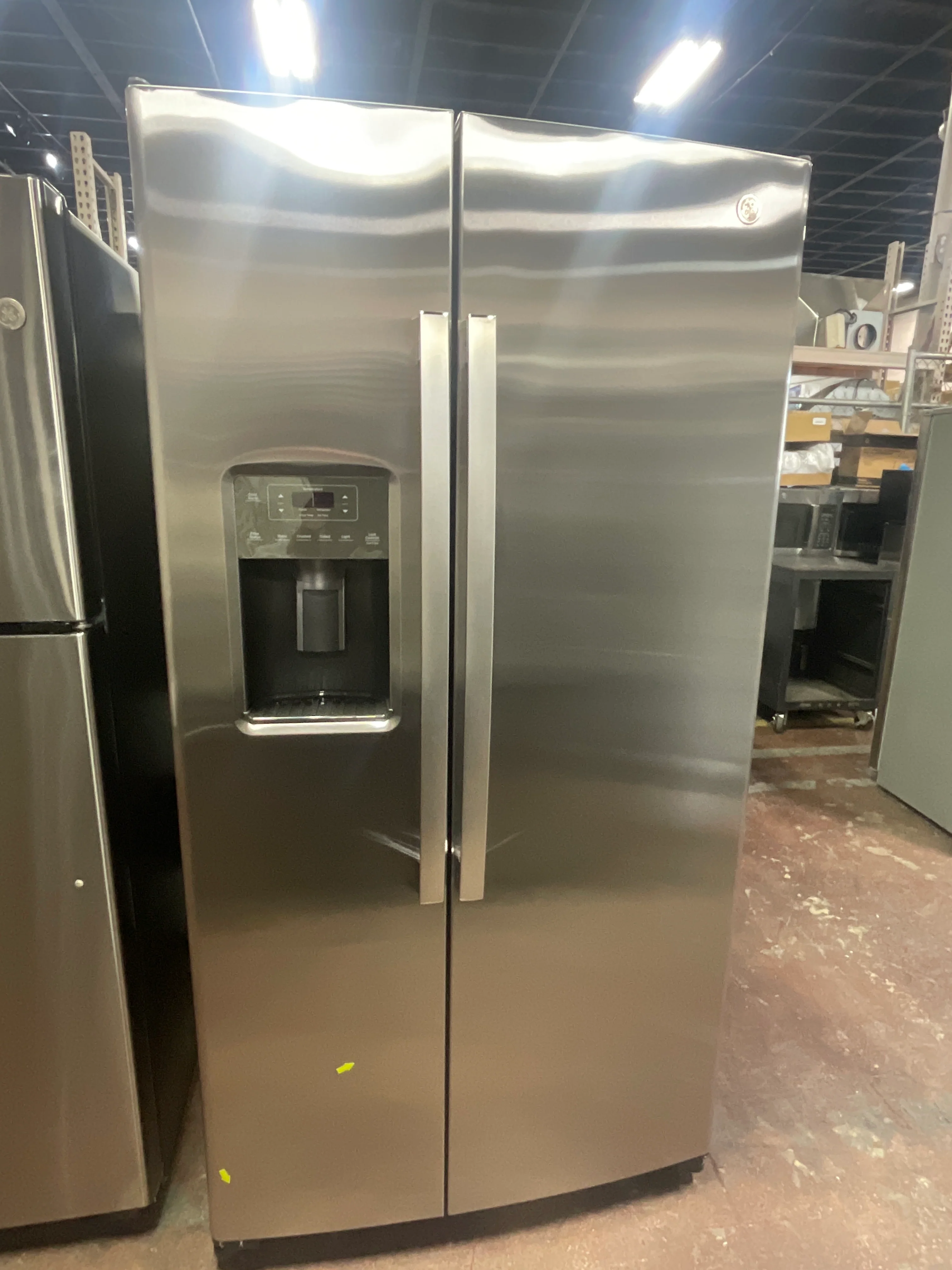 GE 25.3 Cu. Ft. Side-By-Side Refrigerator - Image 21
