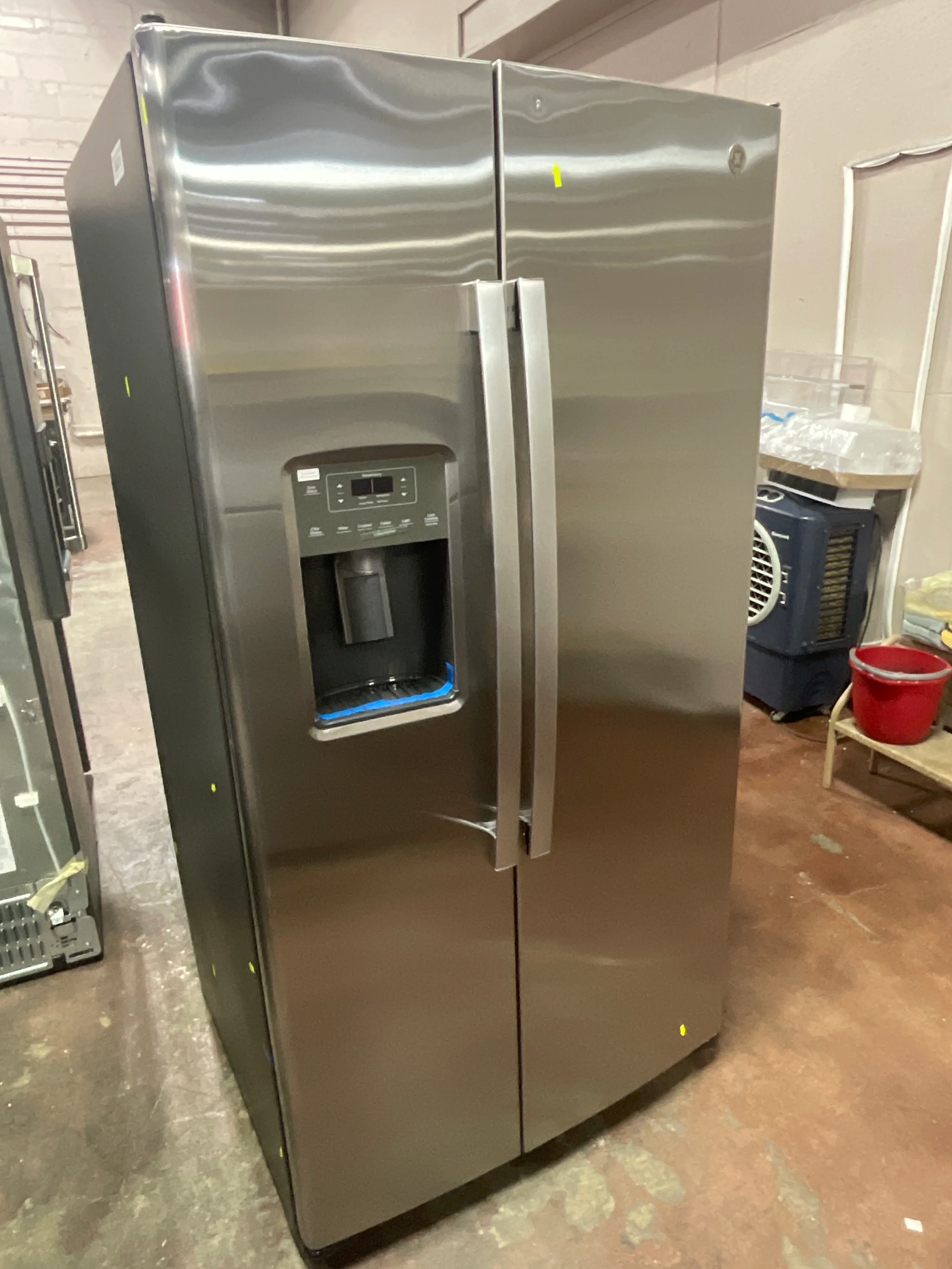 GE 25.3 Cu. Ft. Side-By-Side Refrigerator - Image 23