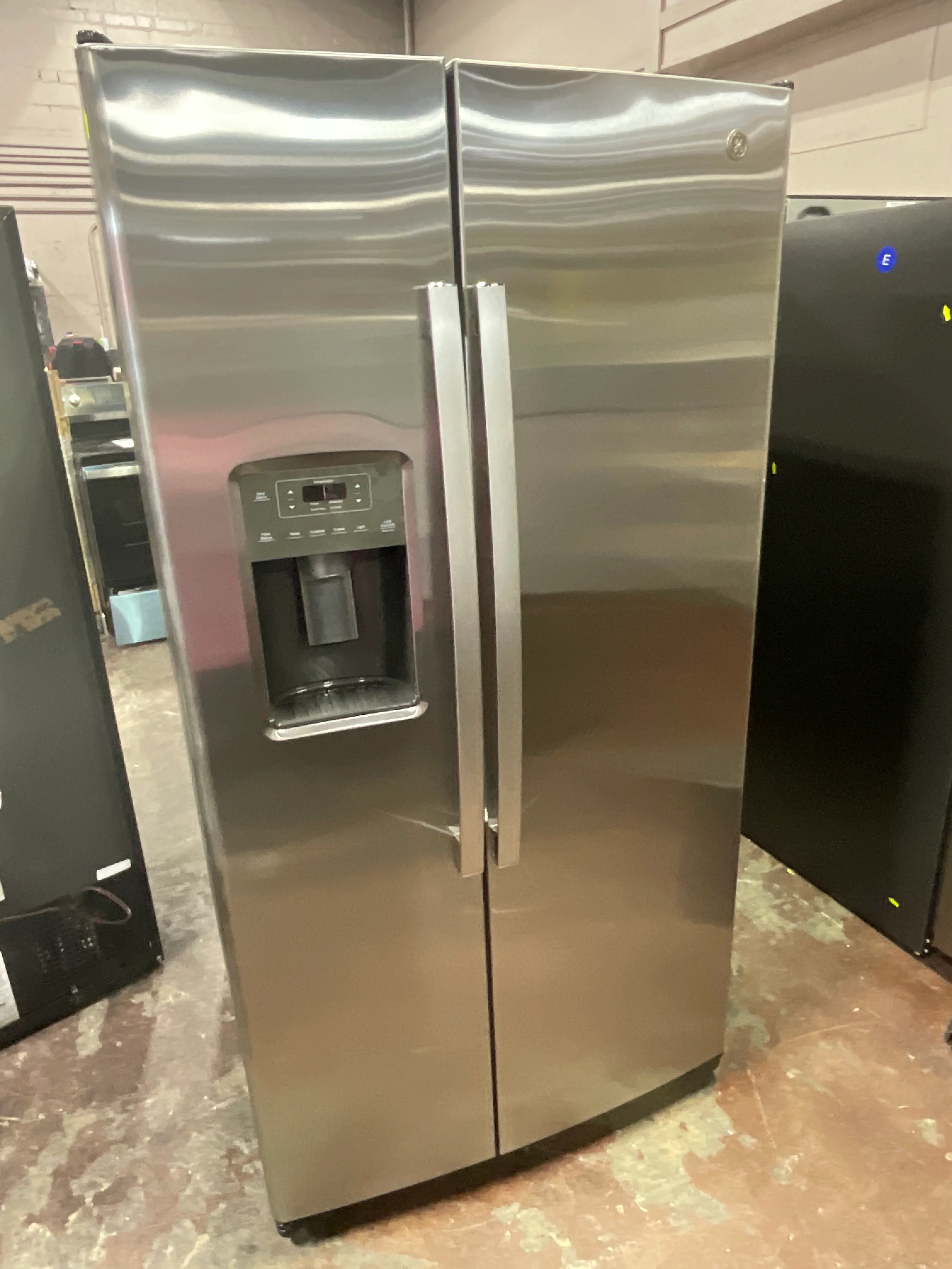 GE 25.3 Cu. Ft. Side-By-Side Refrigerator - Image 24