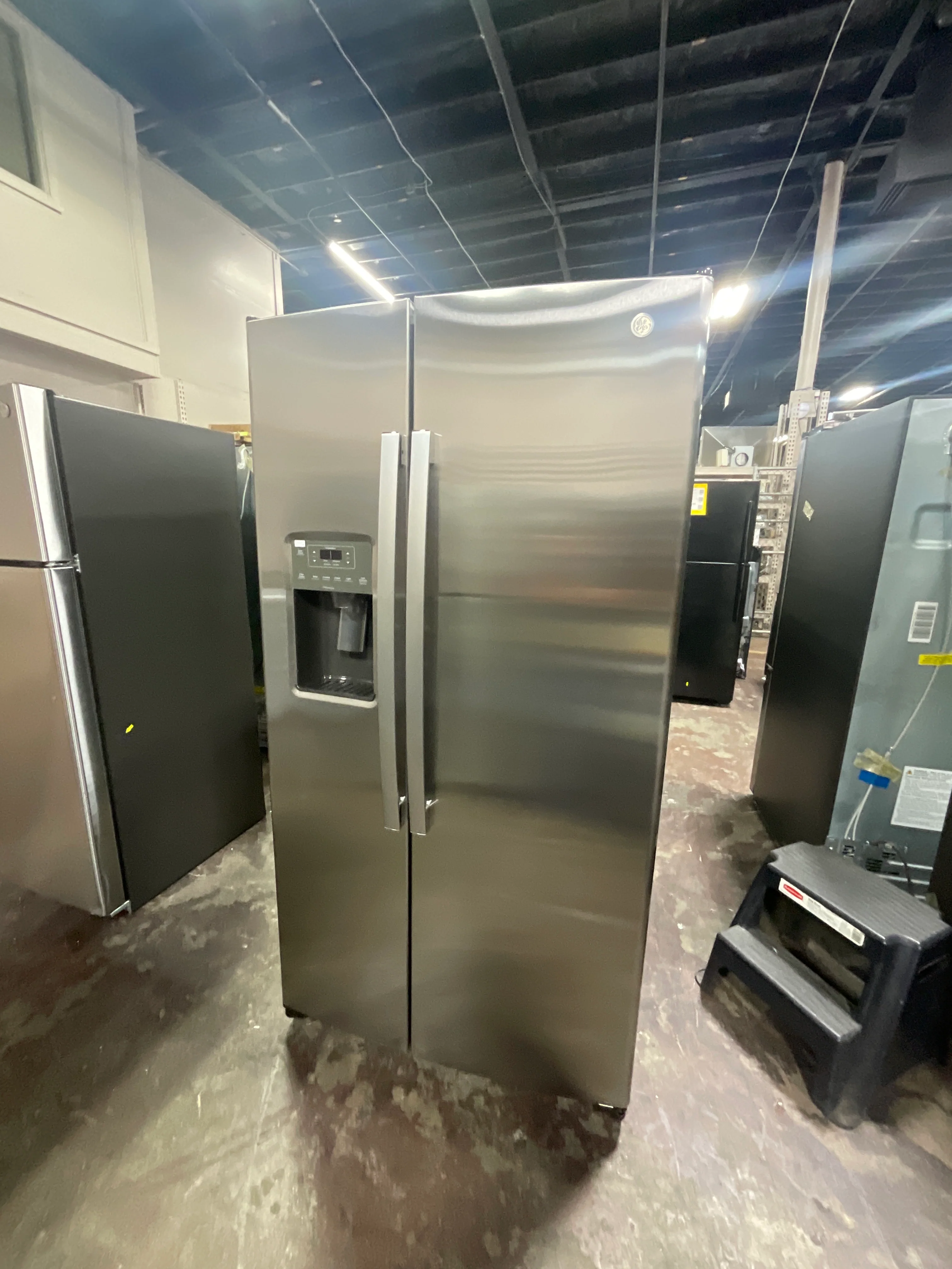 GE 25.3 Cu. Ft. Side-By-Side Refrigerator - Image 27