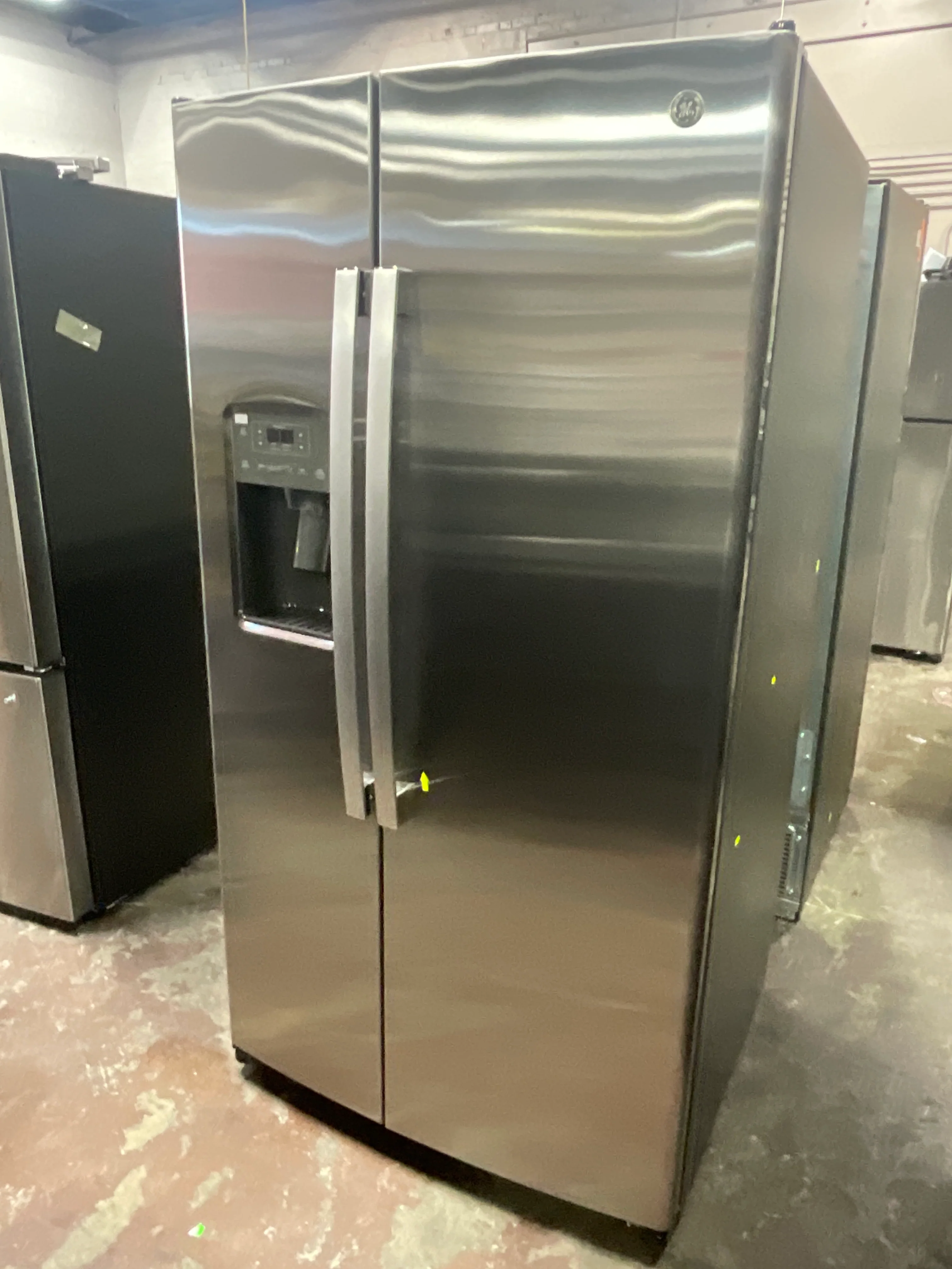 GE 25.3 Cu. Ft. Side-By-Side Refrigerator - Image 28