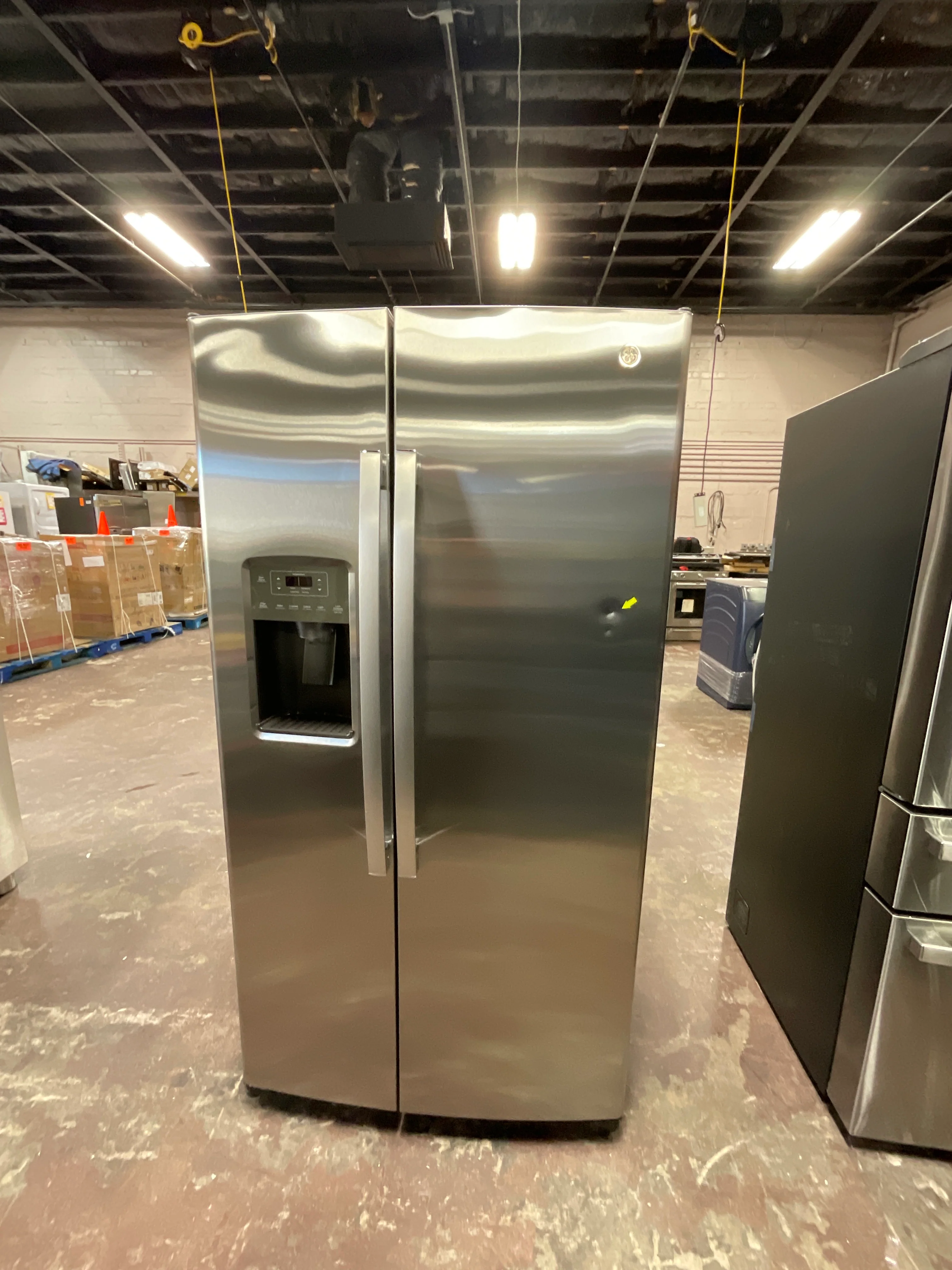 GE 25.3 Cu. Ft. Side-By-Side Refrigerator - Image 30
