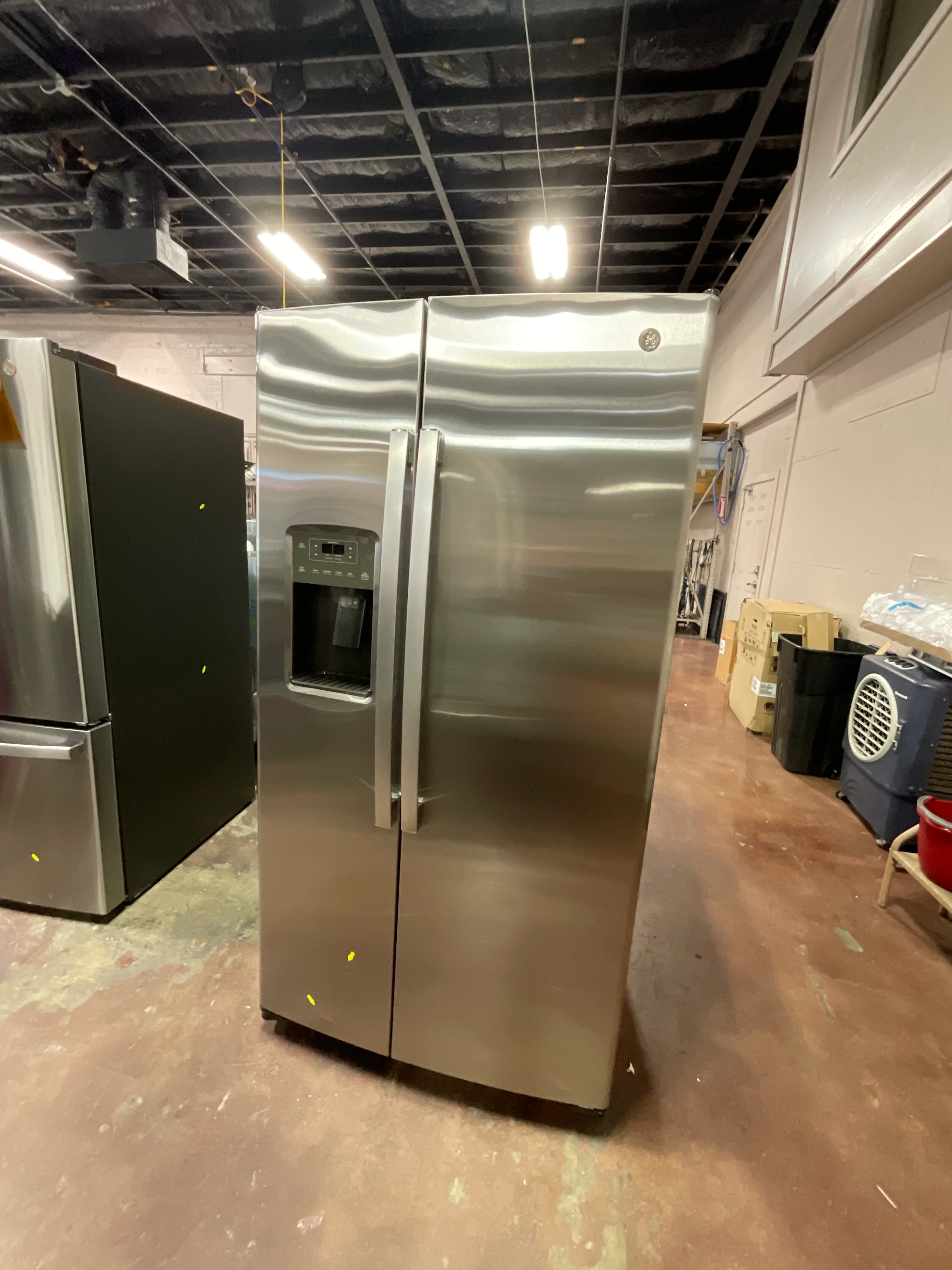 GE 25.3 Cu. Ft. Side-By-Side Refrigerator - Image 32