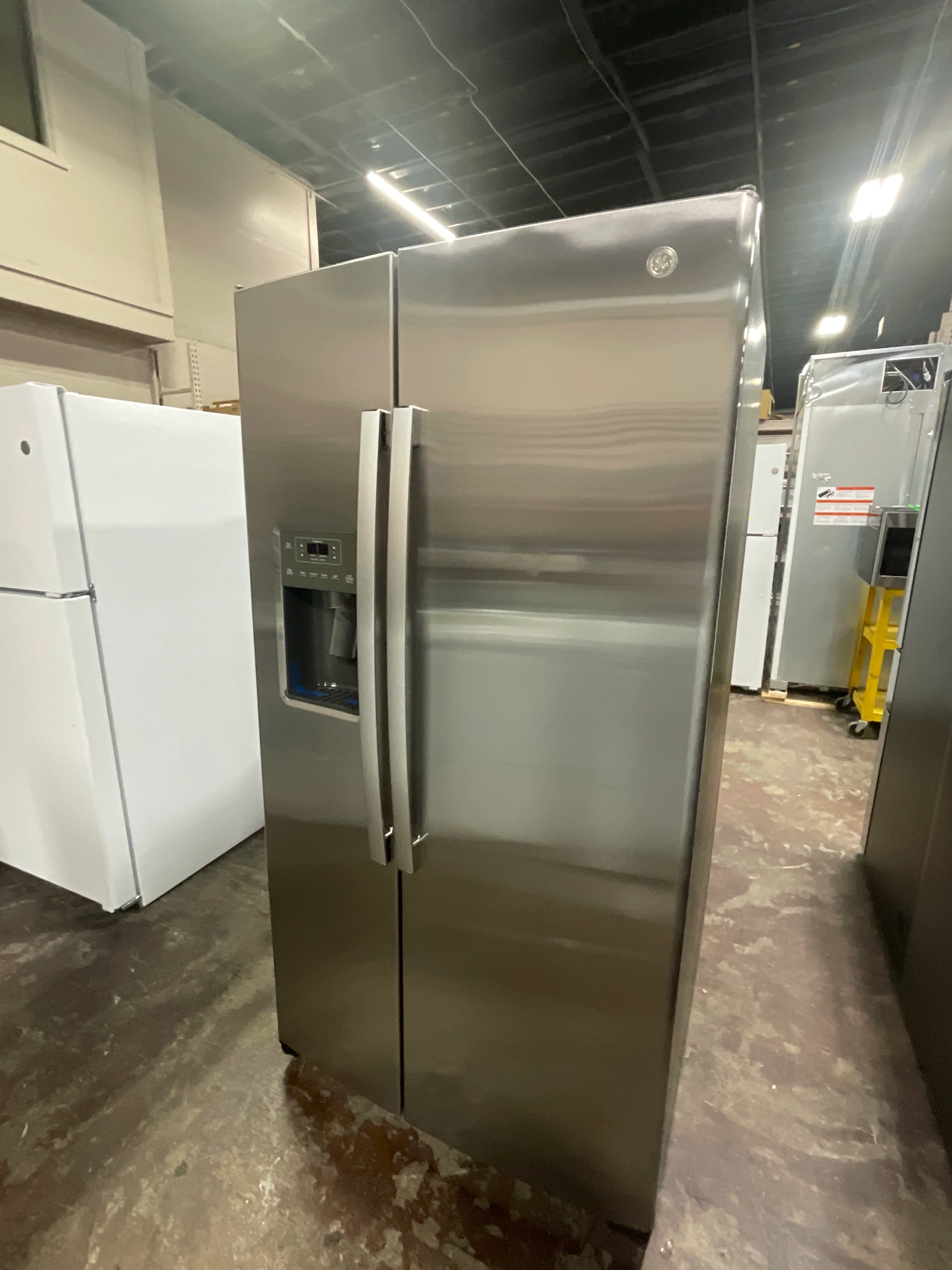 GE 25.3 Cu. Ft. Side-By-Side Refrigerator - Image 34