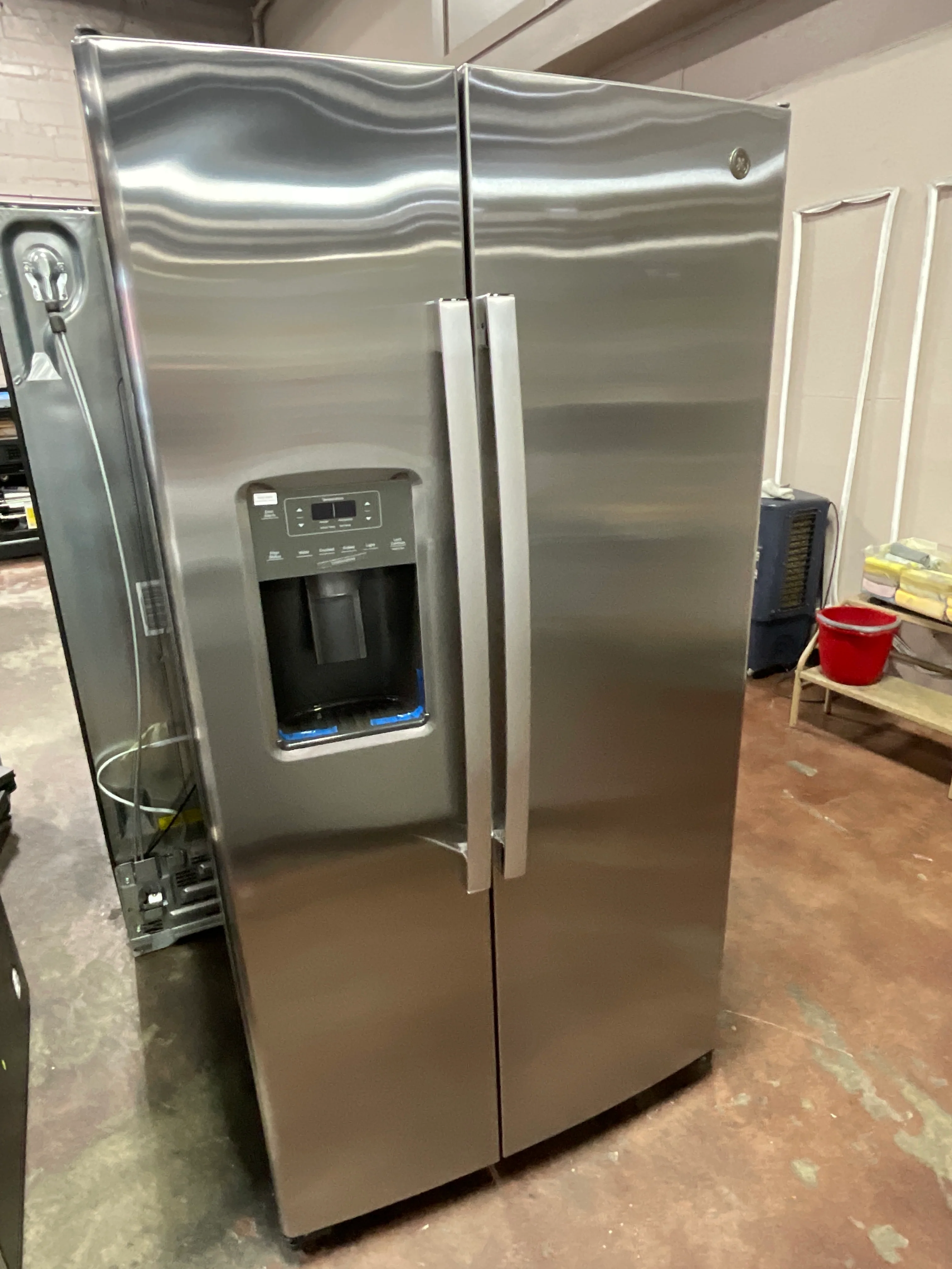 GE 25.3 Cu. Ft. Side-By-Side Refrigerator - Image 36