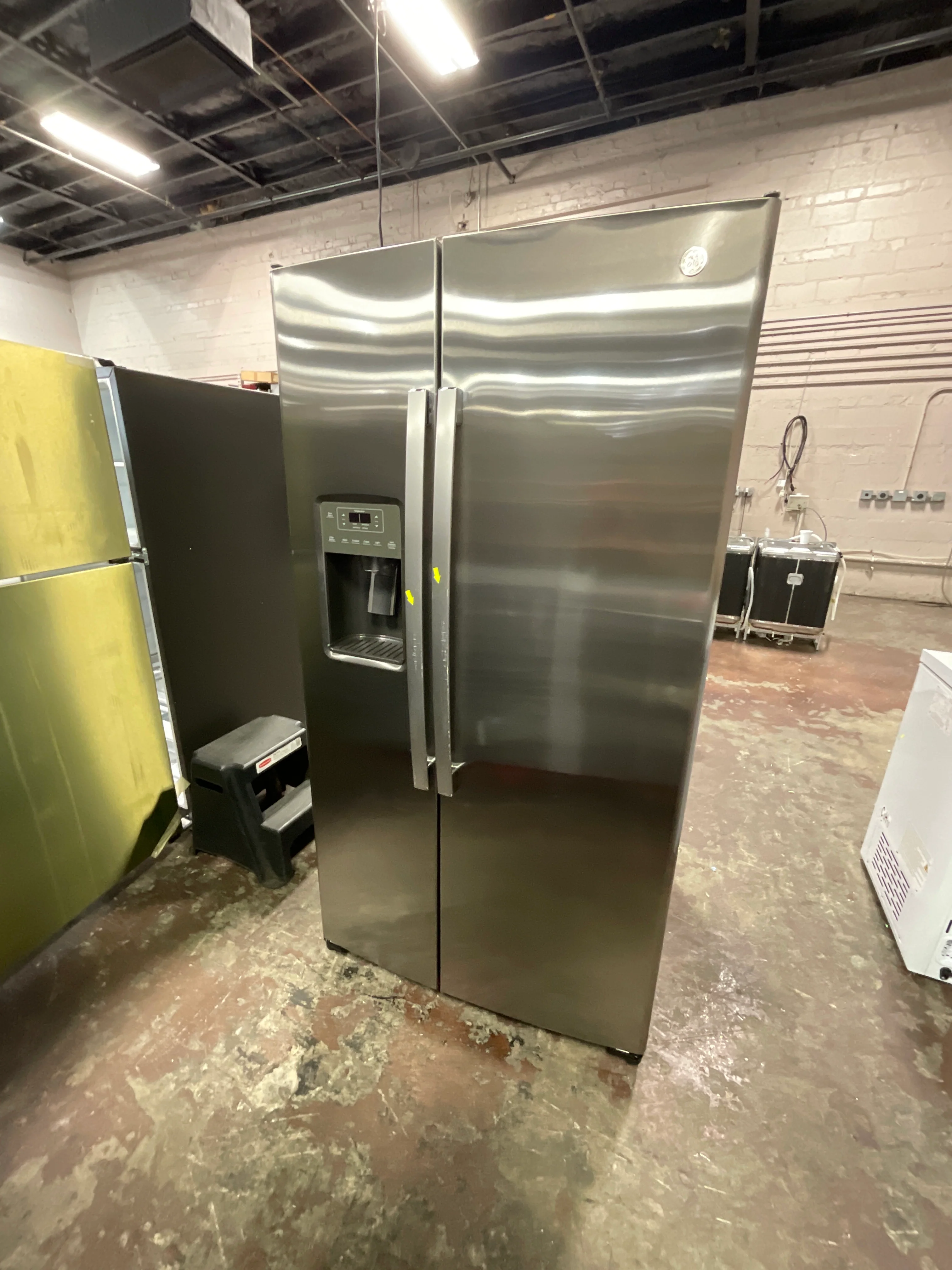 GE 25.3 Cu. Ft. Side-By-Side Refrigerator - Image 6