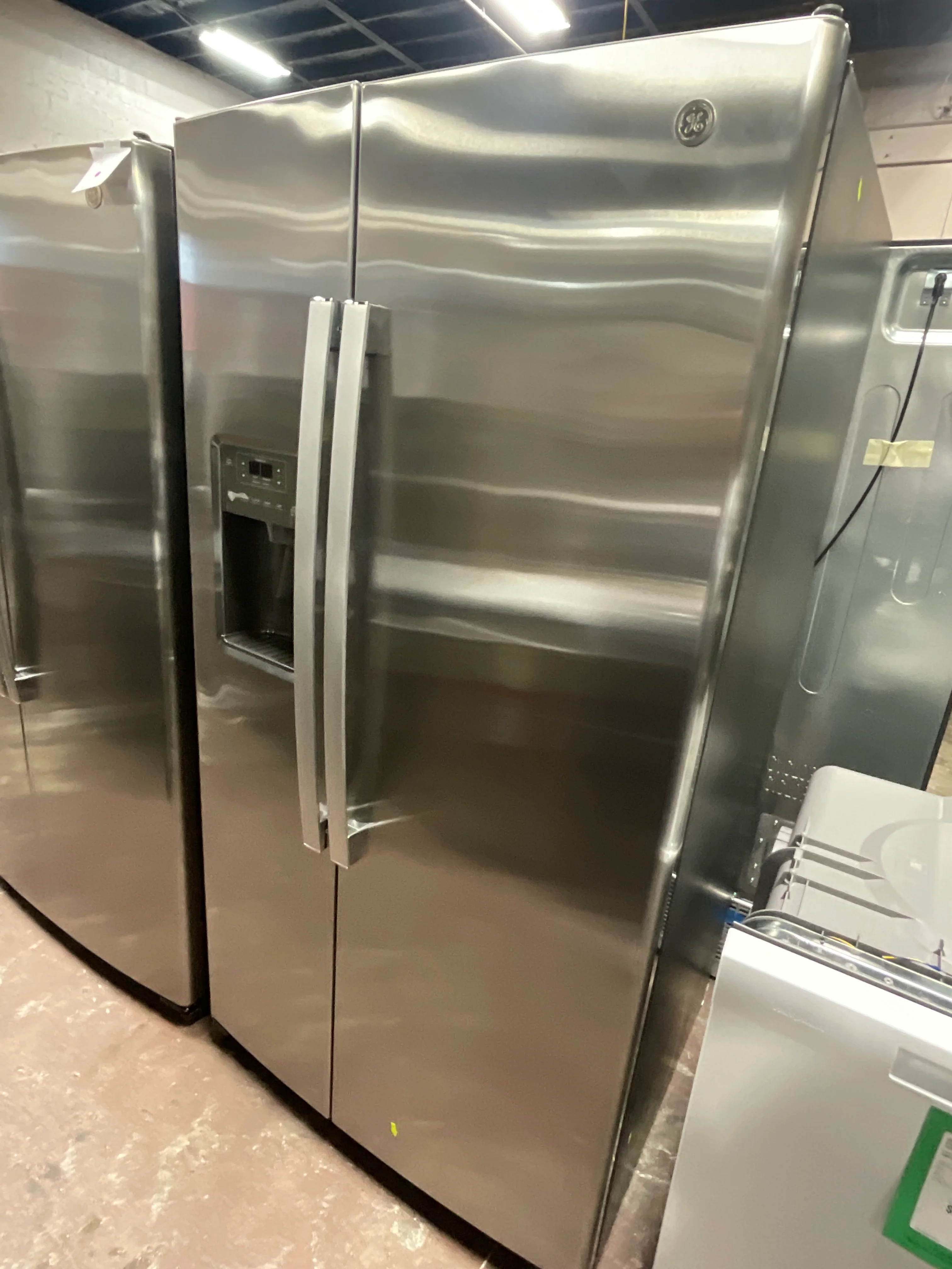 GE 25.3 Cu. Ft. Side-By-Side Refrigerator - Image 7