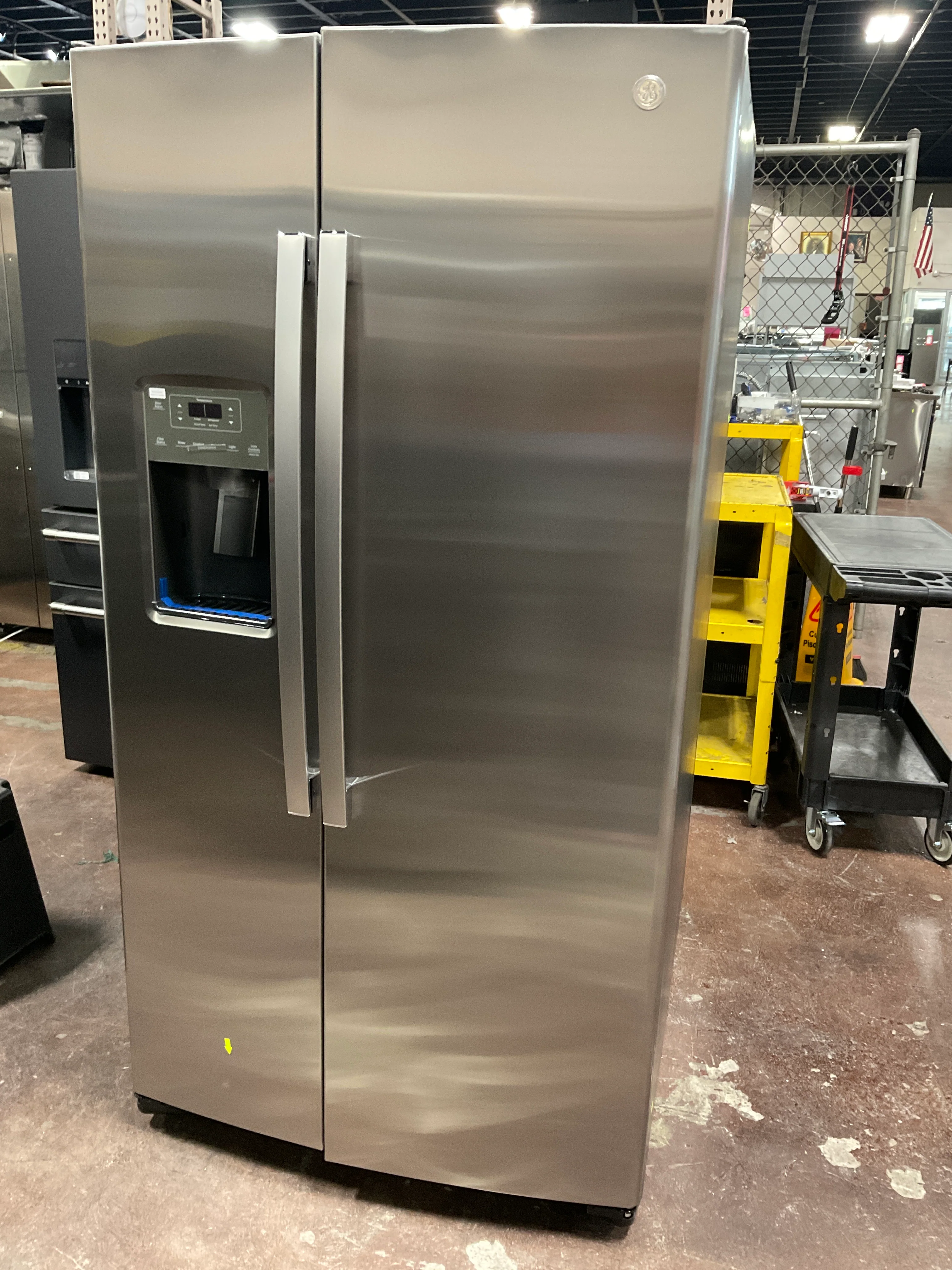 GE 25.3 Cu. Ft. Side-By-Side Refrigerator - Image 8