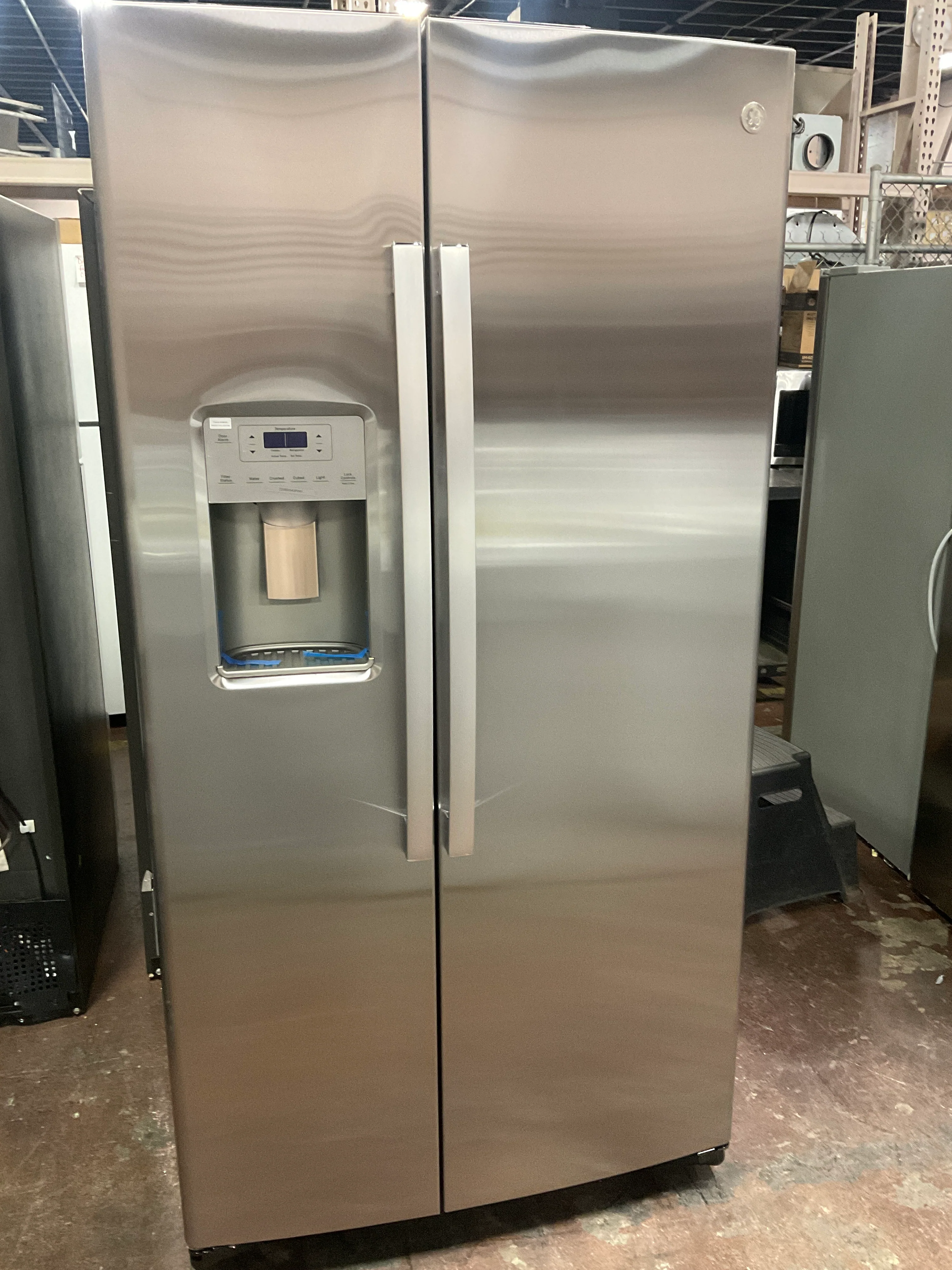 GE 25.1 Cu. Ft. Fingerprint Resistant Side-By-Side Refrigerator - Image 10