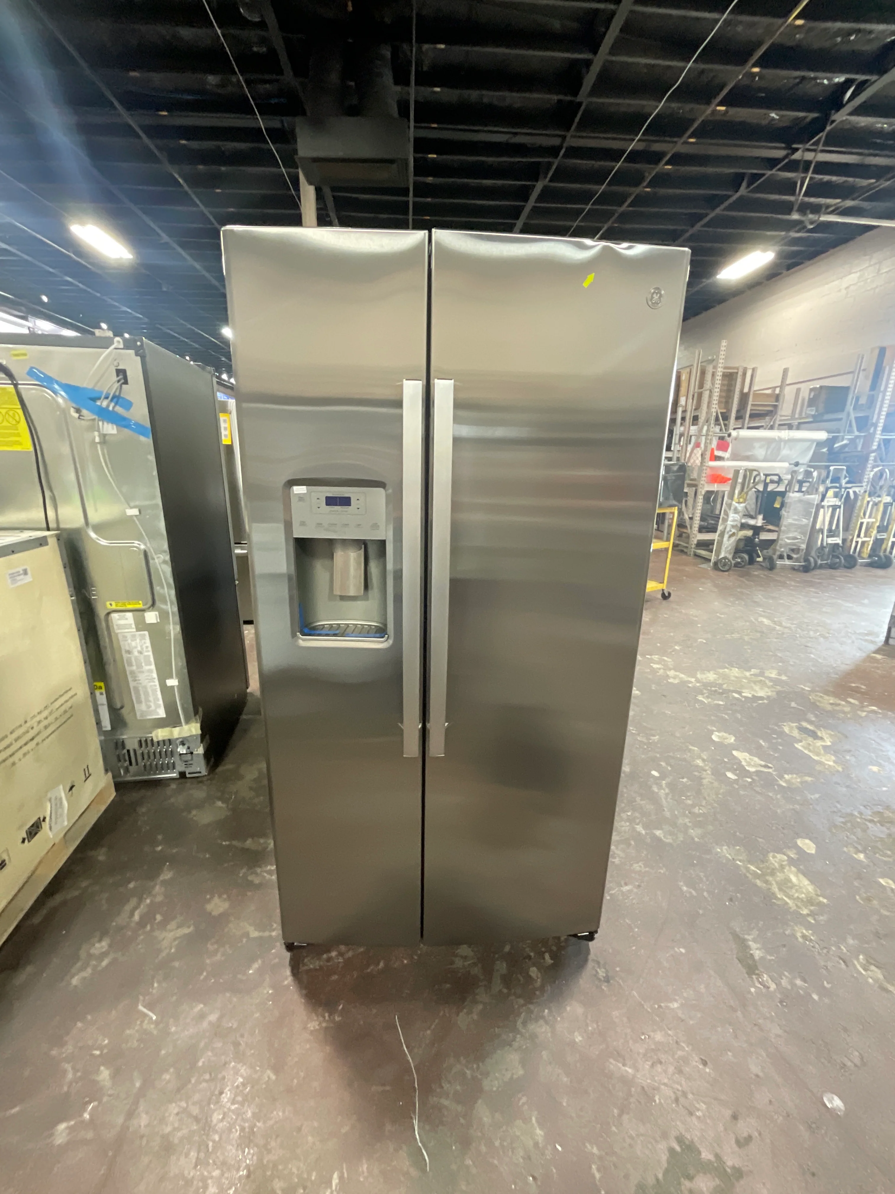 GE 25.1 Cu. Ft. Fingerprint Resistant Side-By-Side Refrigerator - Image 11