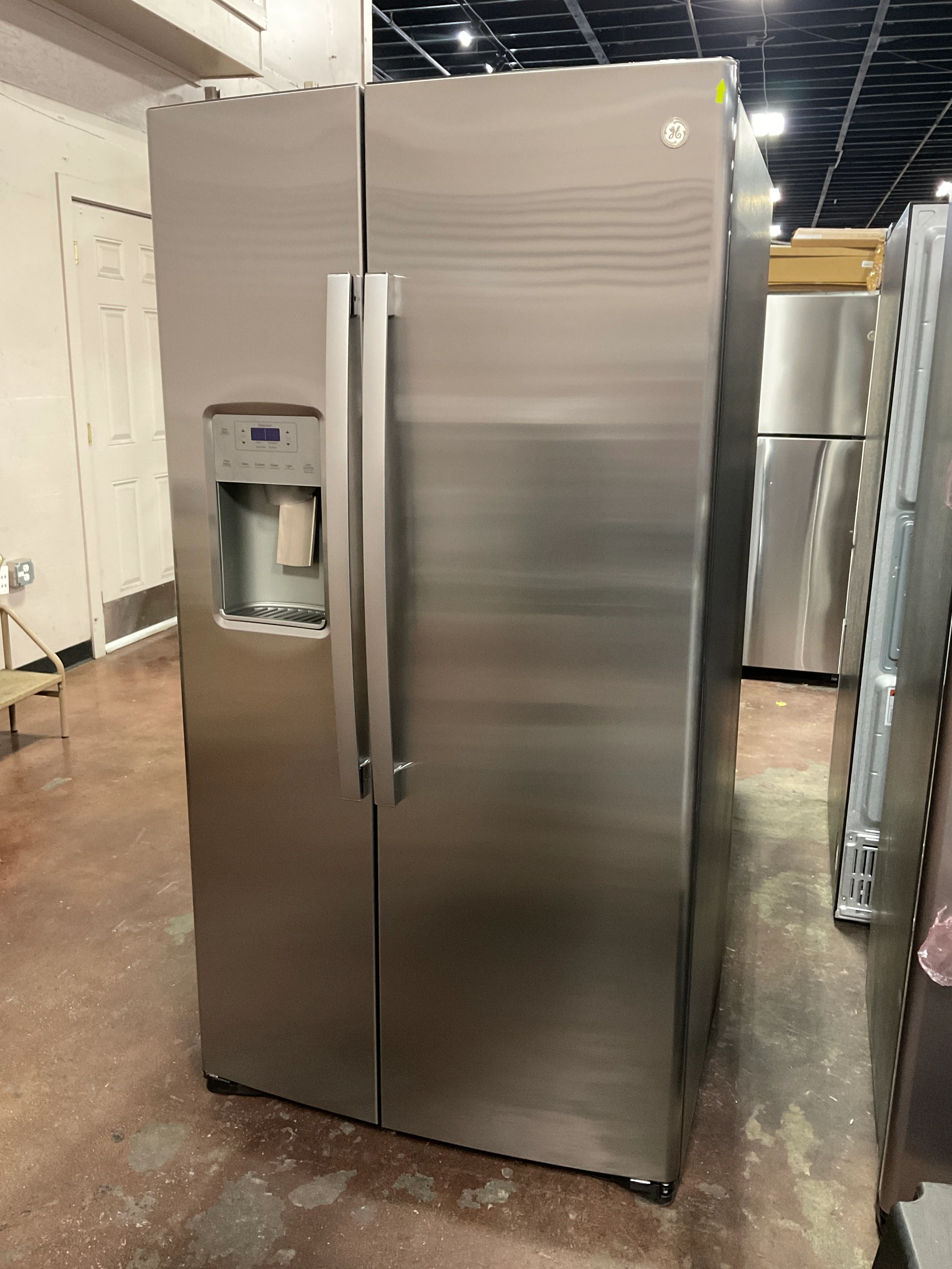 GE 25.1 Cu. Ft. Fingerprint Resistant Side-By-Side Refrigerator - Image 13