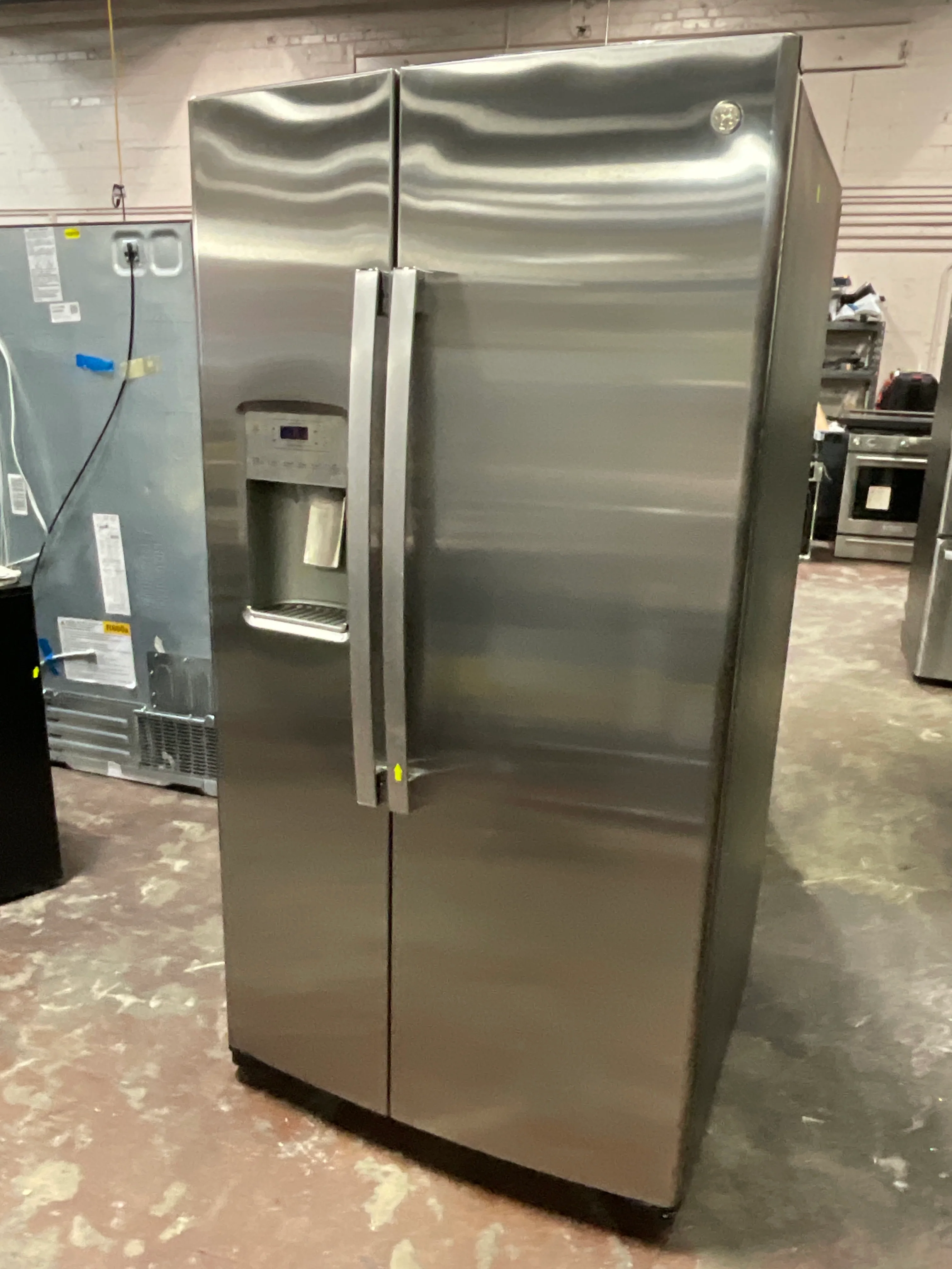 GE 25.1 Cu. Ft. Fingerprint Resistant Side-By-Side Refrigerator - Image 7