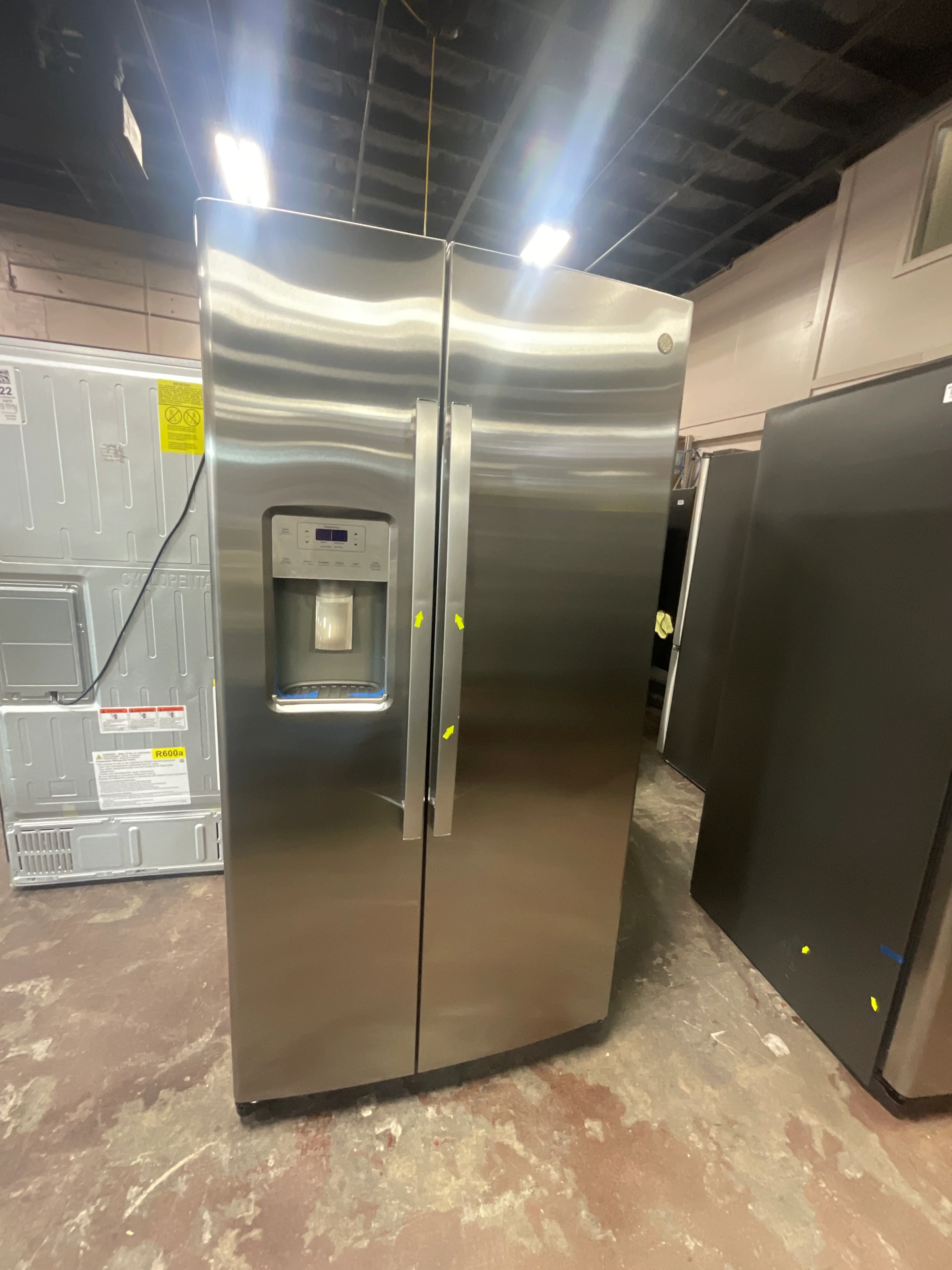 GE 25.1 Cu. Ft. Fingerprint Resistant Side-By-Side Refrigerator - Image 8