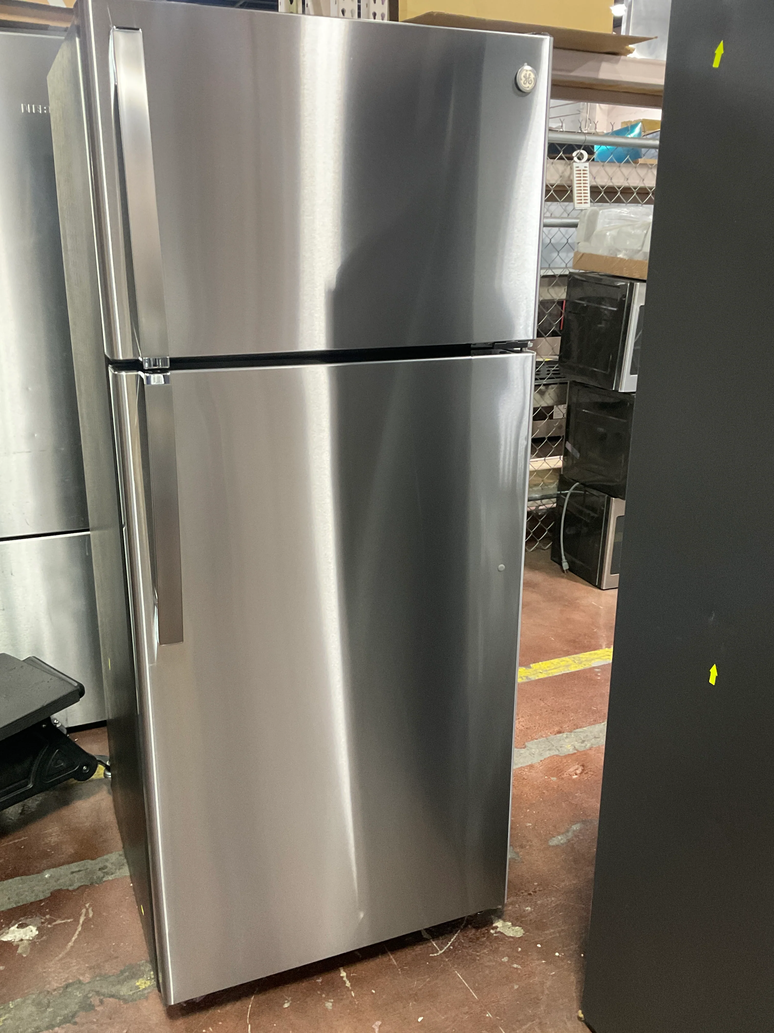 GE® 17.5 Cu. Ft. Top-Freezer Refrigerator - Image 7