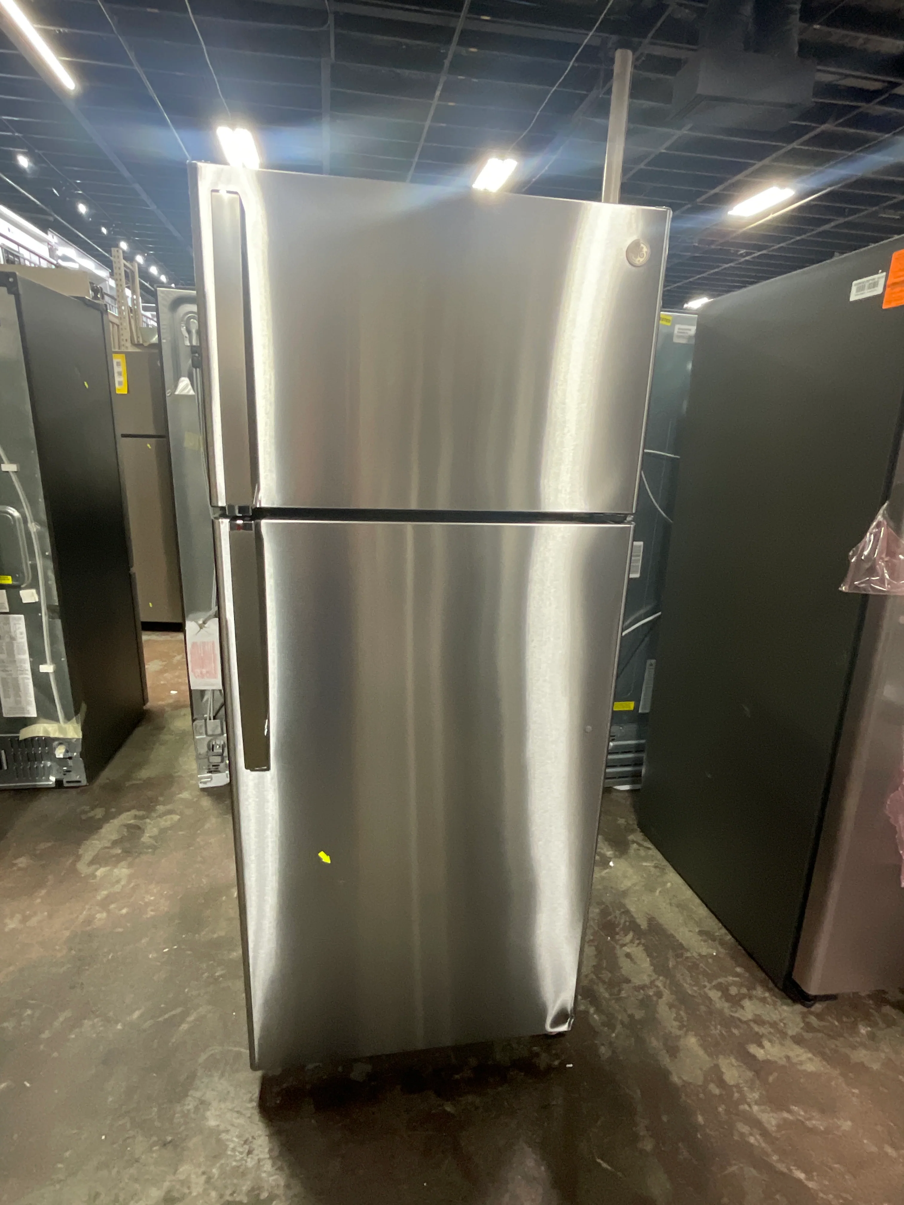 GE® 17.5 Cu. Ft. Top-Freezer Refrigerator - Image 9