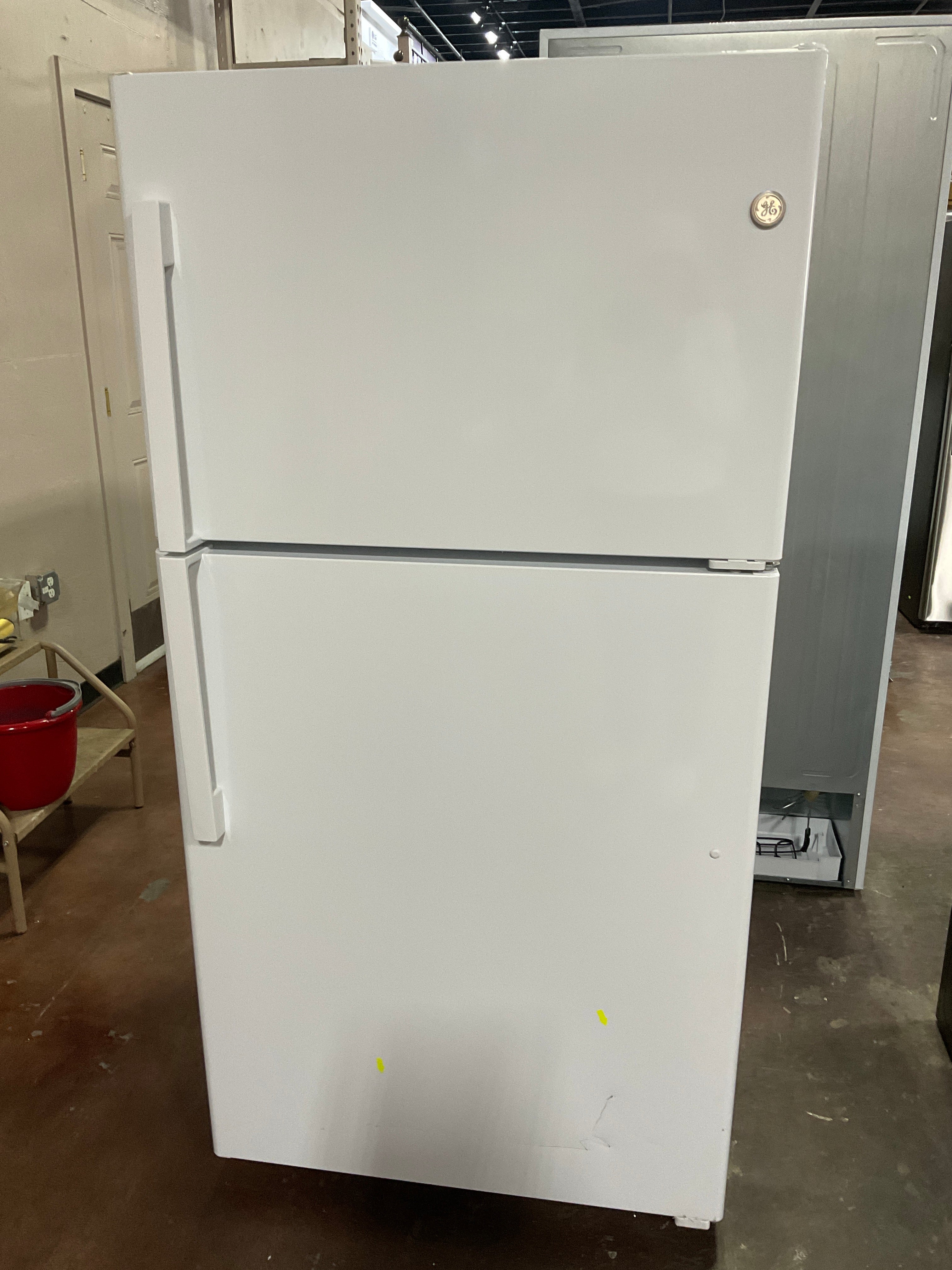 GE® 21.9 Cu. Ft. Top-Freezer Refrigerator - Image 4
