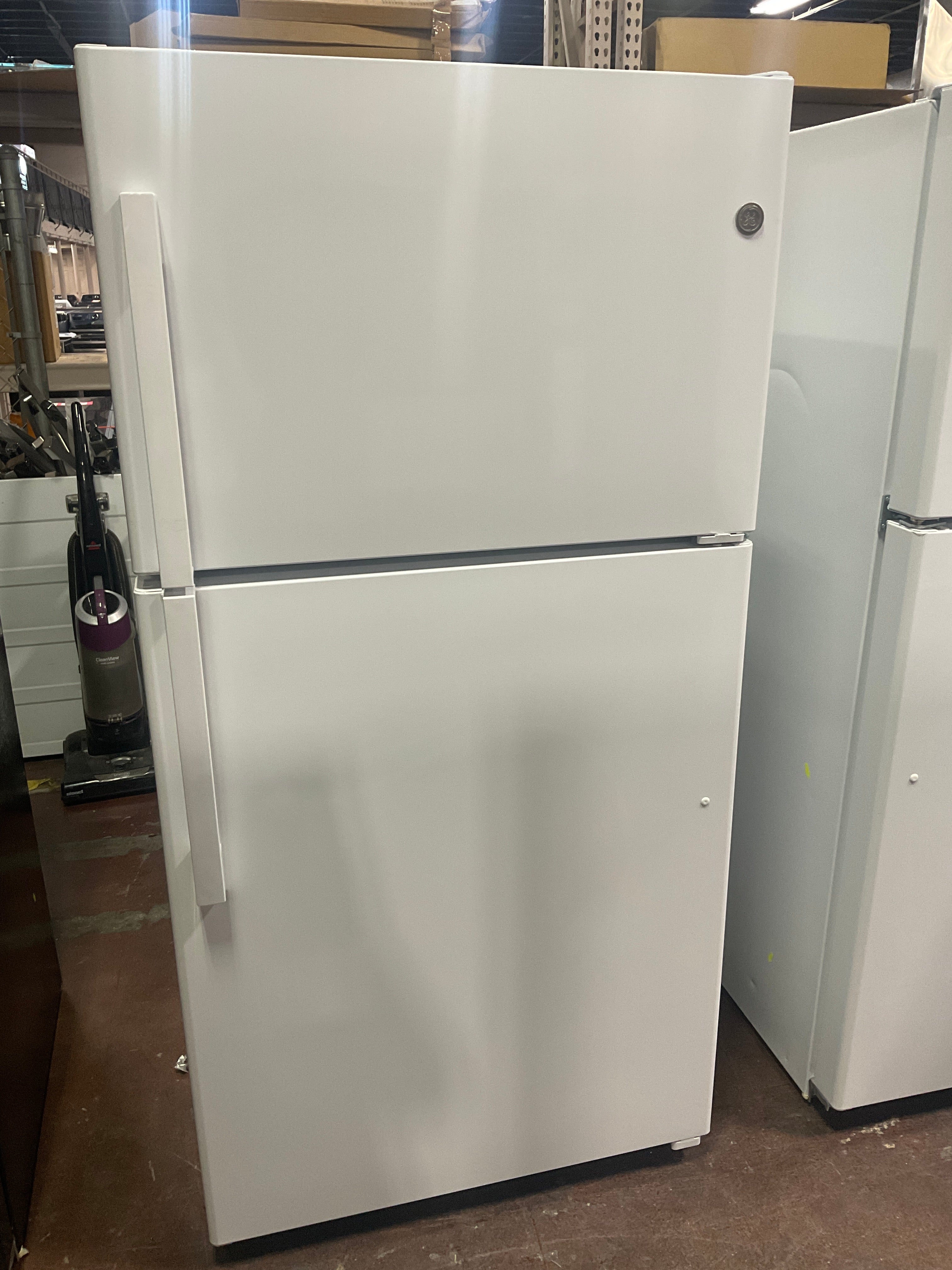 GE® 21.9 Cu. Ft. Top-Freezer Refrigerator - Image 5