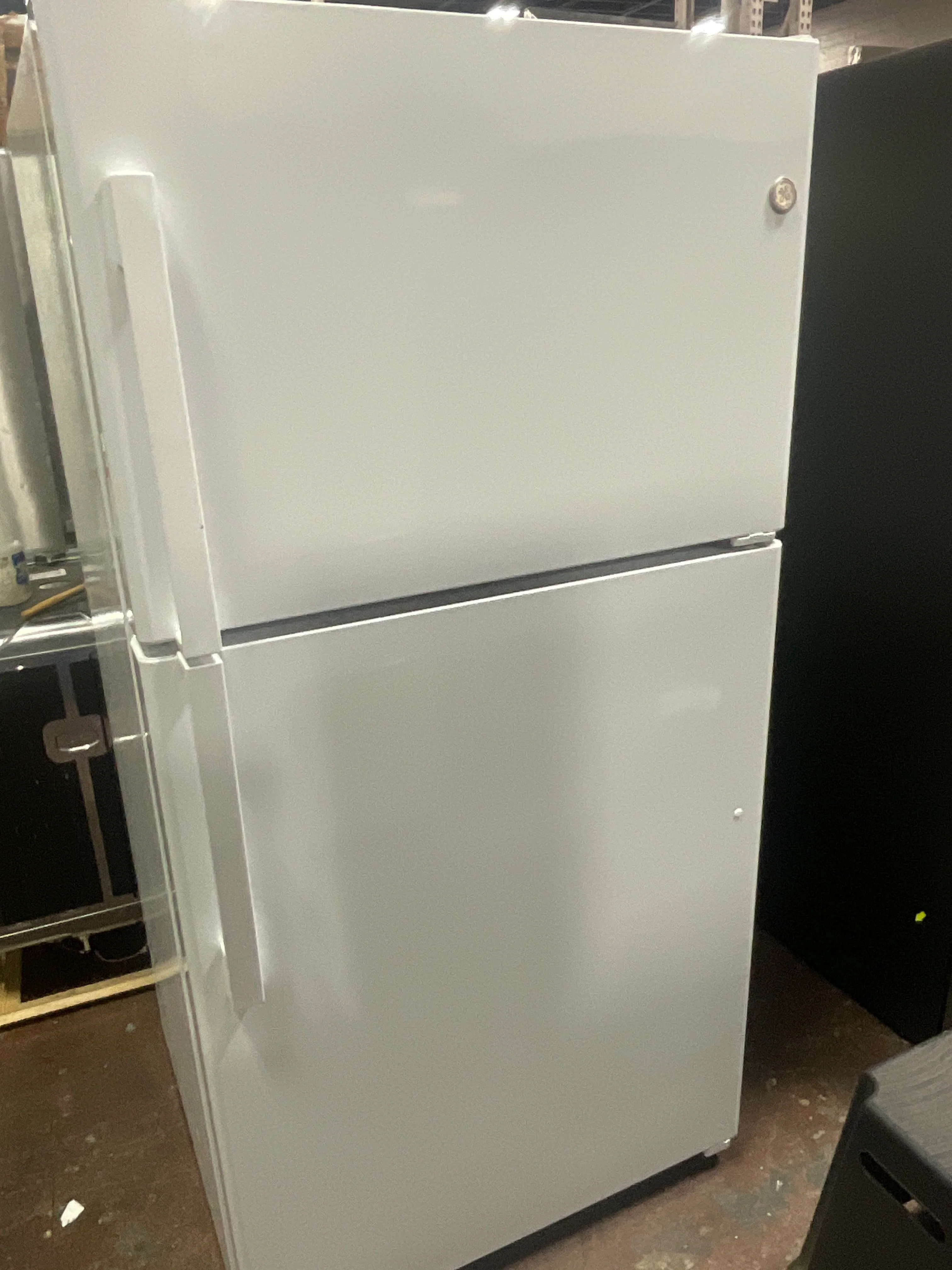 GE® 21.9 Cu. Ft. Top-Freezer Refrigerator - Image 9