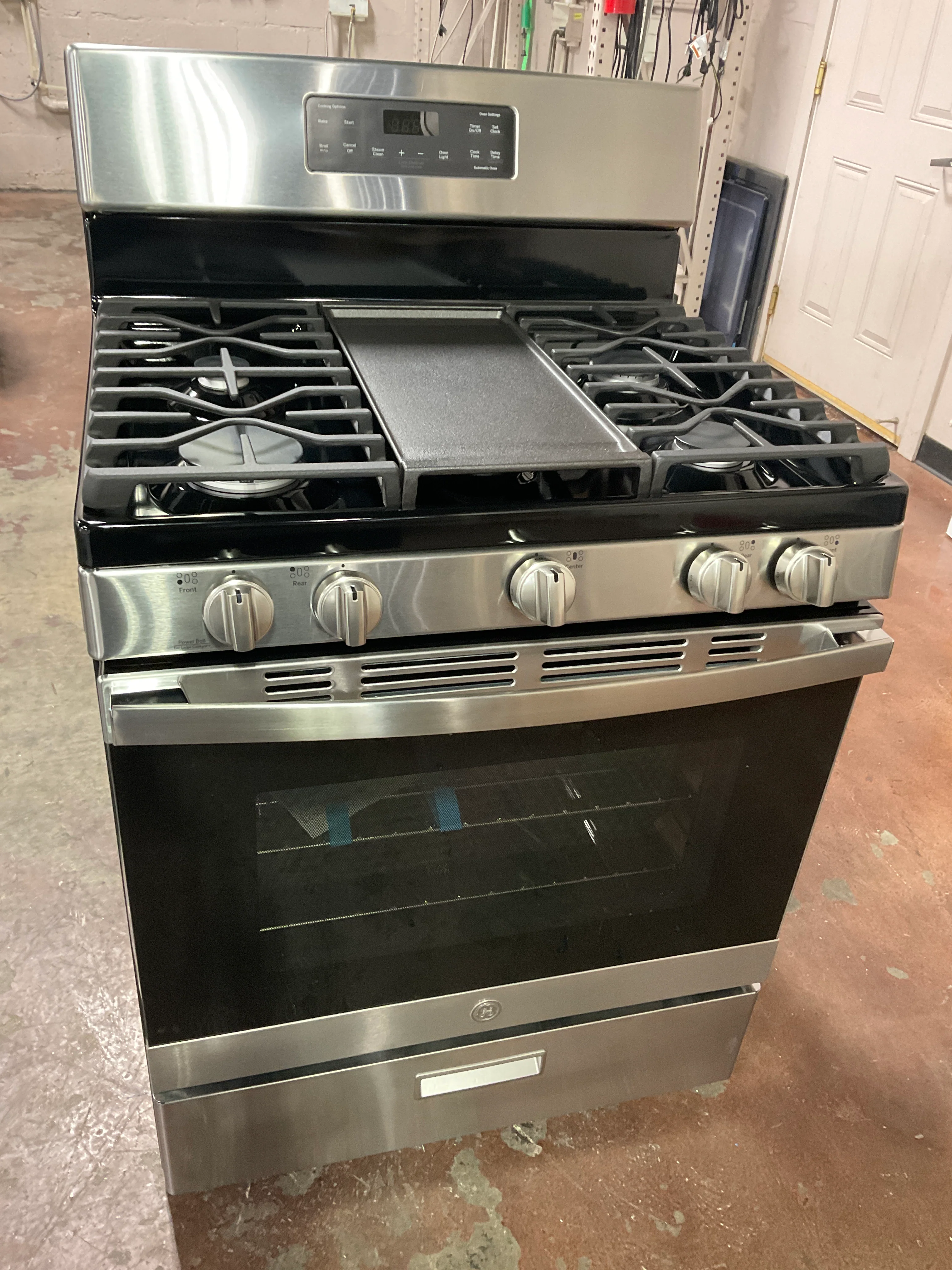 GE® 30" Free-Standing Gas Range - Image 13