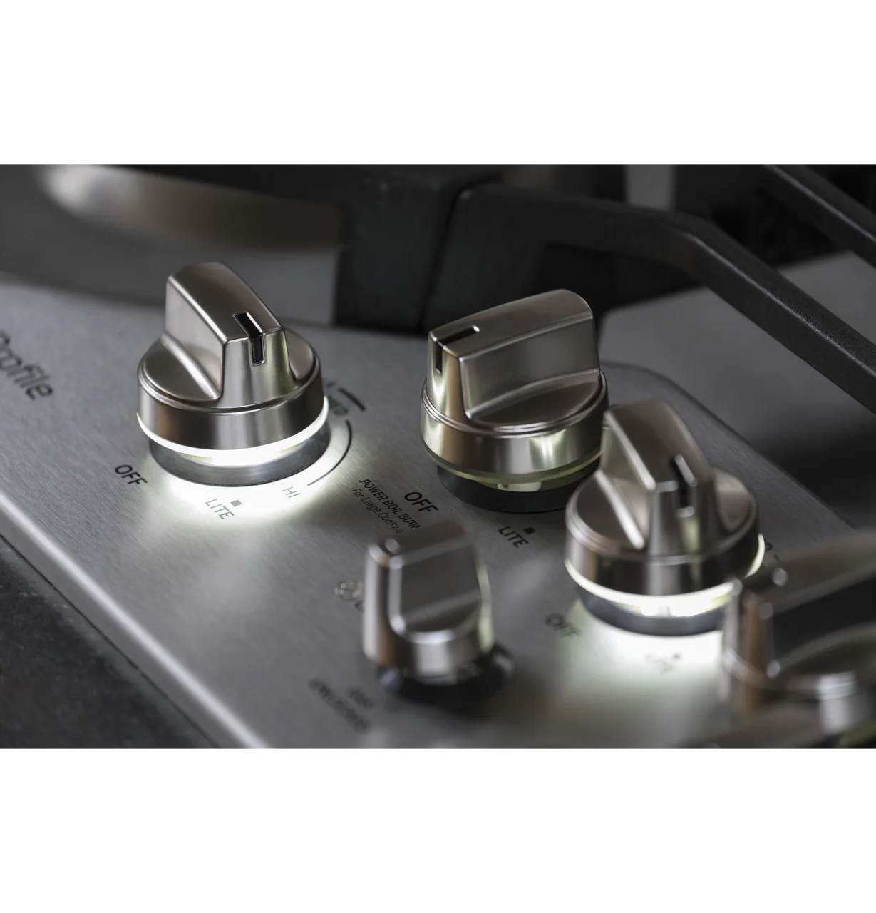 GE Profile™ 30" Built-In Tri-Ring Gas Cooktop with 5 Burners and Included Extra-Large Integrated Griddle - Image 3